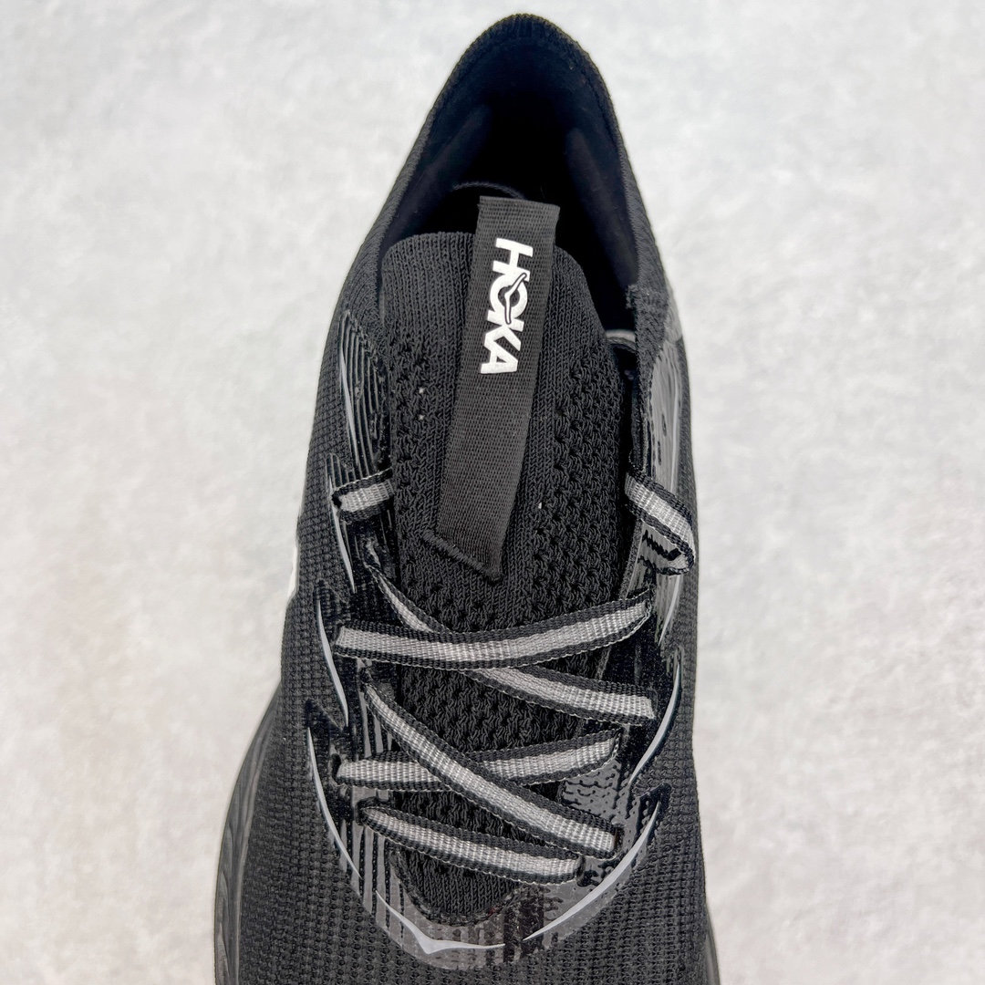 图片[5]-Hoka One One Cielo X 1 Low 天空X1代系列低帮厚底轻量休闲运动慢跑鞋 无论某家鞋厂新品一旦发售，在这之前都会会迎来多方面宣传推荐，近期HOKA推出了一款针对于精英跑者穿着的竞速跑鞋CIELO X1，却反其道而行之发起了跑者劝退挑战。何言劝退？简单来说，就是你没有一定的跑步能力与它适配，不要穿它！HOKA称 CIELO X1 是迄今为止路跑产品矩阵中能量反馈“最”强的新一代竞速跑鞋，以厚底缓震为制鞋核心，致力于助推精英跑者不断超越迈向速度巅峰，HOKA希望跑者能够安全开跑，跑得更稳、更远、更长久。HOKA CIELO X1 的命名来源，Cielo 在西班牙语中意为“天空”，X指的是带有碳纤维板的鞋子，你可以这么理解：这是一款能够带你快到飞起的竞速碳板跑鞋。外观整合HOKA 顶尖碳板技术、中底泡棉科技和几何学，设计符合自然步态的不对称鞋面和鞋底结构，专为精英跑者打造。以工程针织鞋面为基底，炫彩织纹和亮面薄膜更显未来科技感；不对称针织鞋舌设计搭配双空穿带设计的再生聚酯鞋带，可更好包裹双脚，穿脱更能一体化。后跟内侧设置加厚泡棉，整体楦型包覆贴合，不用担心磨脚后跟的问题同时也能更好地强化足跟杯稳定度。中底使用双层超临界PEBA泡棉，脚感更显软弹，内嵌HOKA全新翼状碳纤维板，让跑者在奔跑的同时就像踩在棉花一般柔软但因为强劲碳板的作用又能很快的跳起来，实现高效的动能回收。尺码：36 36.5 37.5 38 38.5 39 40 40.5 41 42 42.5 43 44 44.5 45-选品中心