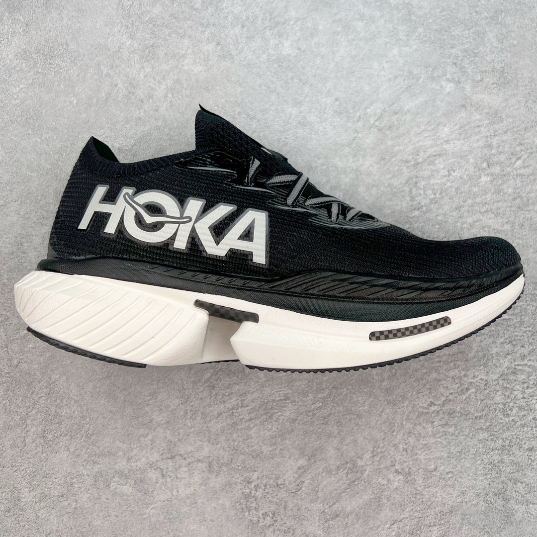 Hoka One One Cielo X 1 Low 天空X1代系列低帮厚底轻量休闲运动慢跑鞋 无论某家鞋厂新品一旦发售，在这之前都会会迎来多方面宣传推荐，近期HOKA推出了一款针对于精英跑者穿着的竞速跑鞋CIELO X1，却反其道而行之发起了跑者劝退挑战。何言劝退？简单来说，就是你没有一定的跑步能力与它适配，不要穿它！HOKA称 CIELO X1 是迄今为止路跑产品矩阵中能量反馈“最”强的新一代竞速跑鞋，以厚底缓震为制鞋核心，致力于助推精英跑者不断超越迈向速度巅峰，HOKA希望跑者能够安全开跑，跑得更稳、更远、更长久。HOKA CIELO X1 的命名来源，Cielo 在西班牙语中意为“天空”，X指的是带有碳纤维板的鞋子，你可以这么理解：这是一款能够带你快到飞起的竞速碳板跑鞋。外观整合HOKA 顶尖碳板技术、中底泡棉科技和几何学，设计符合自然步态的不对称鞋面和鞋底结构，专为精英跑者打造。以工程针织鞋面为基底，炫彩织纹和亮面薄膜更显未来科技感；不对称针织鞋舌设计搭配双空穿带设计的再生聚酯鞋带，可更好包裹双脚，穿脱更能一体化。后跟内侧设置加厚泡棉，整体楦型包覆贴合，不用担心磨脚后跟的问题同时也能更好地强化足跟杯稳定度。中底使用双层超临界PEBA泡棉，脚感更显软弹，内嵌HOKA全新翼状碳纤维板，让跑者在奔跑的同时就像踩在棉花一般柔软但因为强劲碳板的作用又能很快的跳起来，实现高效的动能回收。尺码：36 36.5 37.5 38 38.5 39 40 40.5 41 42 42.5 43 44 44.5 45-选品中心