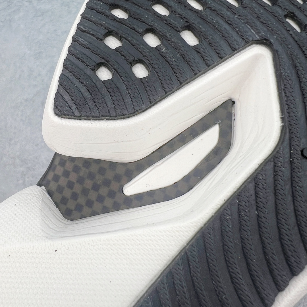 图片[14]-Hoka One One Cielo X 1 Low 天空X1代系列低帮厚底轻量休闲运动慢跑鞋 无论某家鞋厂新品一旦发售，在这之前都会会迎来多方面宣传推荐，近期HOKA推出了一款针对于精英跑者穿着的竞速跑鞋CIELO X1，却反其道而行之发起了跑者劝退挑战。何言劝退？简单来说，就是你没有一定的跑步能力与它适配，不要穿它！HOKA称 CIELO X1 是迄今为止路跑产品矩阵中能量反馈“最”强的新一代竞速跑鞋，以厚底缓震为制鞋核心，致力于助推精英跑者不断超越迈向速度巅峰，HOKA希望跑者能够安全开跑，跑得更稳、更远、更长久。HOKA CIELO X1 的命名来源，Cielo 在西班牙语中意为“天空”，X指的是带有碳纤维板的鞋子，你可以这么理解：这是一款能够带你快到飞起的竞速碳板跑鞋。外观整合HOKA 顶尖碳板技术、中底泡棉科技和几何学，设计符合自然步态的不对称鞋面和鞋底结构，专为精英跑者打造。以工程针织鞋面为基底，炫彩织纹和亮面薄膜更显未来科技感；不对称针织鞋舌设计搭配双空穿带设计的再生聚酯鞋带，可更好包裹双脚，穿脱更能一体化。后跟内侧设置加厚泡棉，整体楦型包覆贴合，不用担心磨脚后跟的问题同时也能更好地强化足跟杯稳定度。中底使用双层超临界PEBA泡棉，脚感更显软弹，内嵌HOKA全新翼状碳纤维板，让跑者在奔跑的同时就像踩在棉花一般柔软但因为强劲碳板的作用又能很快的跳起来，实现高效的动能回收。尺码：36 36.5 37.5 38 38.5 39 40 40.5 41 42 42.5 43 44 44.5 45-选品中心