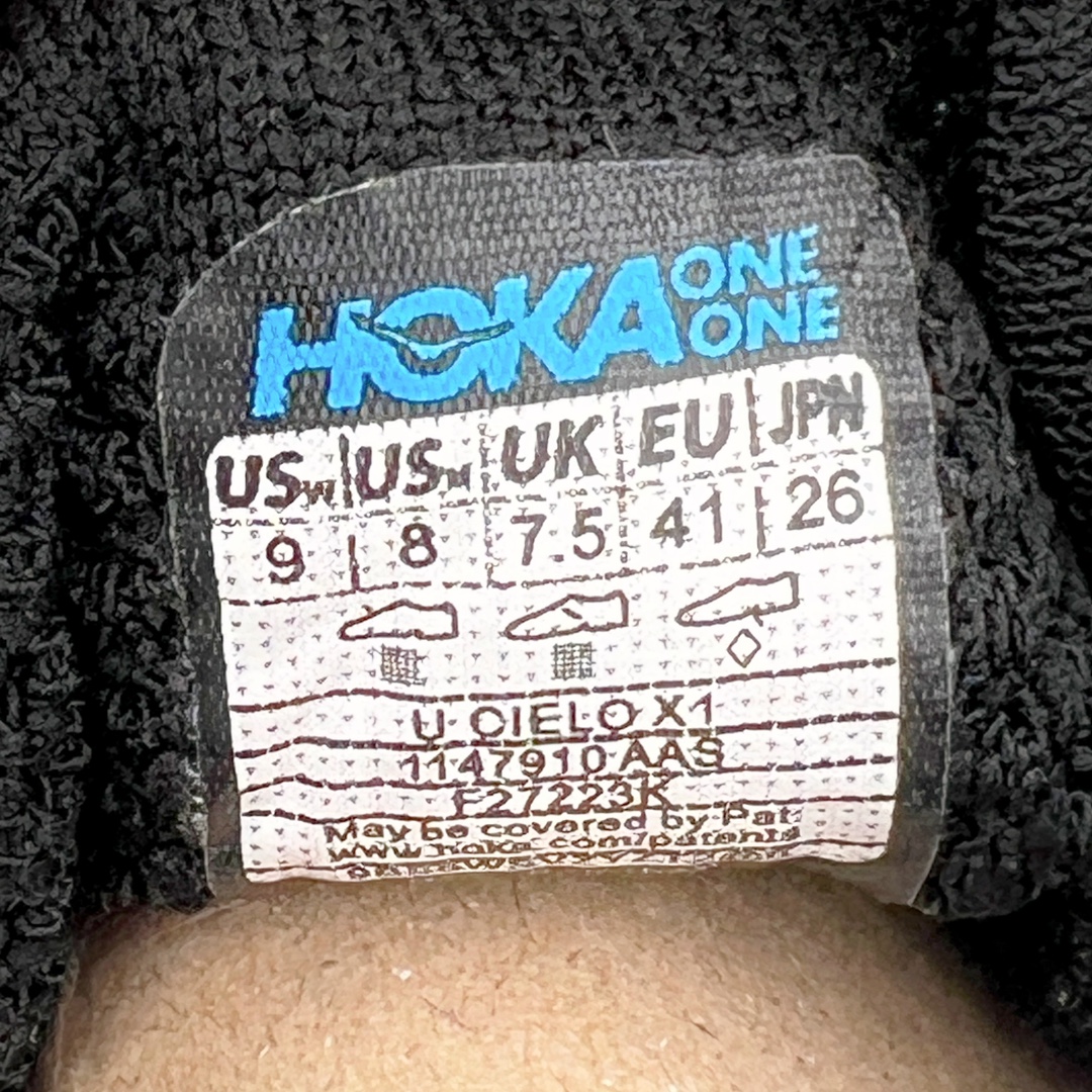 图片[16]-Hoka One One Cielo X 1 Low 天空X1代系列低帮厚底轻量休闲运动慢跑鞋 无论某家鞋厂新品一旦发售，在这之前都会会迎来多方面宣传推荐，近期HOKA推出了一款针对于精英跑者穿着的竞速跑鞋CIELO X1，却反其道而行之发起了跑者劝退挑战。何言劝退？简单来说，就是你没有一定的跑步能力与它适配，不要穿它！HOKA称 CIELO X1 是迄今为止路跑产品矩阵中能量反馈“最”强的新一代竞速跑鞋，以厚底缓震为制鞋核心，致力于助推精英跑者不断超越迈向速度巅峰，HOKA希望跑者能够安全开跑，跑得更稳、更远、更长久。HOKA CIELO X1 的命名来源，Cielo 在西班牙语中意为“天空”，X指的是带有碳纤维板的鞋子，你可以这么理解：这是一款能够带你快到飞起的竞速碳板跑鞋。外观整合HOKA 顶尖碳板技术、中底泡棉科技和几何学，设计符合自然步态的不对称鞋面和鞋底结构，专为精英跑者打造。以工程针织鞋面为基底，炫彩织纹和亮面薄膜更显未来科技感；不对称针织鞋舌设计搭配双空穿带设计的再生聚酯鞋带，可更好包裹双脚，穿脱更能一体化。后跟内侧设置加厚泡棉，整体楦型包覆贴合，不用担心磨脚后跟的问题同时也能更好地强化足跟杯稳定度。中底使用双层超临界PEBA泡棉，脚感更显软弹，内嵌HOKA全新翼状碳纤维板，让跑者在奔跑的同时就像踩在棉花一般柔软但因为强劲碳板的作用又能很快的跳起来，实现高效的动能回收。尺码：36 36.5 37.5 38 38.5 39 40 40.5 41 42 42.5 43 44 44.5 45-选品中心
