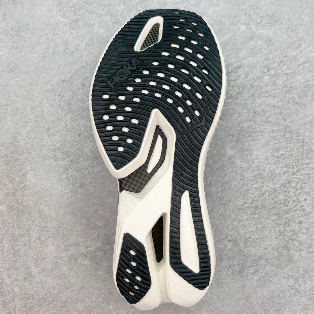 图片[9]-Hoka One One Cielo X 1 Low 天空X1代系列低帮厚底轻量休闲运动慢跑鞋 无论某家鞋厂新品一旦发售，在这之前都会会迎来多方面宣传推荐，近期HOKA推出了一款针对于精英跑者穿着的竞速跑鞋CIELO X1，却反其道而行之发起了跑者劝退挑战。何言劝退？简单来说，就是你没有一定的跑步能力与它适配，不要穿它！HOKA称 CIELO X1 是迄今为止路跑产品矩阵中能量反馈“最”强的新一代竞速跑鞋，以厚底缓震为制鞋核心，致力于助推精英跑者不断超越迈向速度巅峰，HOKA希望跑者能够安全开跑，跑得更稳、更远、更长久。HOKA CIELO X1 的命名来源，Cielo 在西班牙语中意为“天空”，X指的是带有碳纤维板的鞋子，你可以这么理解：这是一款能够带你快到飞起的竞速碳板跑鞋。外观整合HOKA 顶尖碳板技术、中底泡棉科技和几何学，设计符合自然步态的不对称鞋面和鞋底结构，专为精英跑者打造。以工程针织鞋面为基底，炫彩织纹和亮面薄膜更显未来科技感；不对称针织鞋舌设计搭配双空穿带设计的再生聚酯鞋带，可更好包裹双脚，穿脱更能一体化。后跟内侧设置加厚泡棉，整体楦型包覆贴合，不用担心磨脚后跟的问题同时也能更好地强化足跟杯稳定度。中底使用双层超临界PEBA泡棉，脚感更显软弹，内嵌HOKA全新翼状碳纤维板，让跑者在奔跑的同时就像踩在棉花一般柔软但因为强劲碳板的作用又能很快的跳起来，实现高效的动能回收。尺码：36 36.5 37.5 38 38.5 39 40 40.5 41 42 42.5 43 44 44.5 45-选品中心