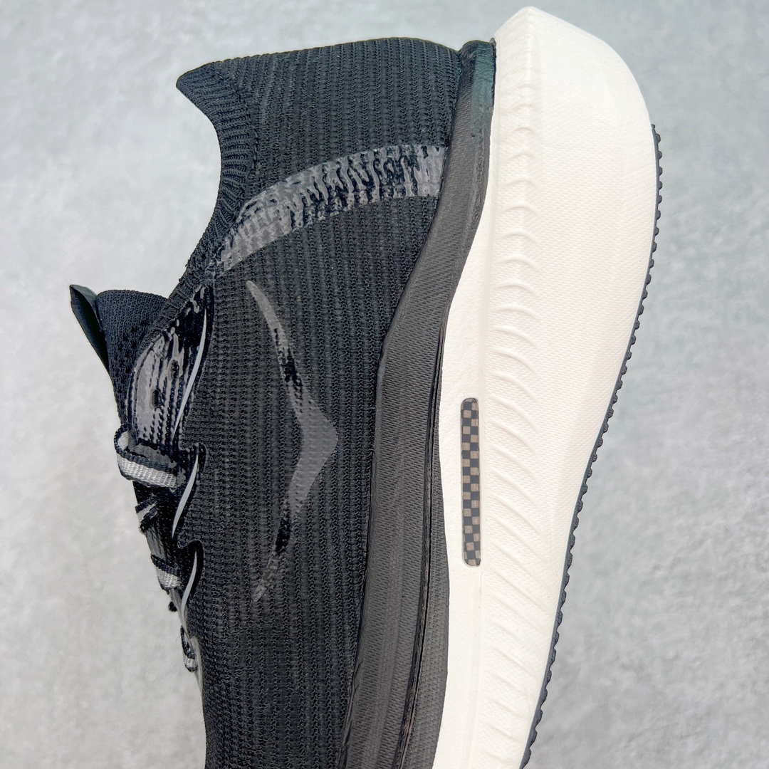 图片[7]-Hoka One One Cielo X 1 Low 天空X1代系列低帮厚底轻量休闲运动慢跑鞋 无论某家鞋厂新品一旦发售，在这之前都会会迎来多方面宣传推荐，近期HOKA推出了一款针对于精英跑者穿着的竞速跑鞋CIELO X1，却反其道而行之发起了跑者劝退挑战。何言劝退？简单来说，就是你没有一定的跑步能力与它适配，不要穿它！HOKA称 CIELO X1 是迄今为止路跑产品矩阵中能量反馈“最”强的新一代竞速跑鞋，以厚底缓震为制鞋核心，致力于助推精英跑者不断超越迈向速度巅峰，HOKA希望跑者能够安全开跑，跑得更稳、更远、更长久。HOKA CIELO X1 的命名来源，Cielo 在西班牙语中意为“天空”，X指的是带有碳纤维板的鞋子，你可以这么理解：这是一款能够带你快到飞起的竞速碳板跑鞋。外观整合HOKA 顶尖碳板技术、中底泡棉科技和几何学，设计符合自然步态的不对称鞋面和鞋底结构，专为精英跑者打造。以工程针织鞋面为基底，炫彩织纹和亮面薄膜更显未来科技感；不对称针织鞋舌设计搭配双空穿带设计的再生聚酯鞋带，可更好包裹双脚，穿脱更能一体化。后跟内侧设置加厚泡棉，整体楦型包覆贴合，不用担心磨脚后跟的问题同时也能更好地强化足跟杯稳定度。中底使用双层超临界PEBA泡棉，脚感更显软弹，内嵌HOKA全新翼状碳纤维板，让跑者在奔跑的同时就像踩在棉花一般柔软但因为强劲碳板的作用又能很快的跳起来，实现高效的动能回收。尺码：36 36.5 37.5 38 38.5 39 40 40.5 41 42 42.5 43 44 44.5 45-选品中心