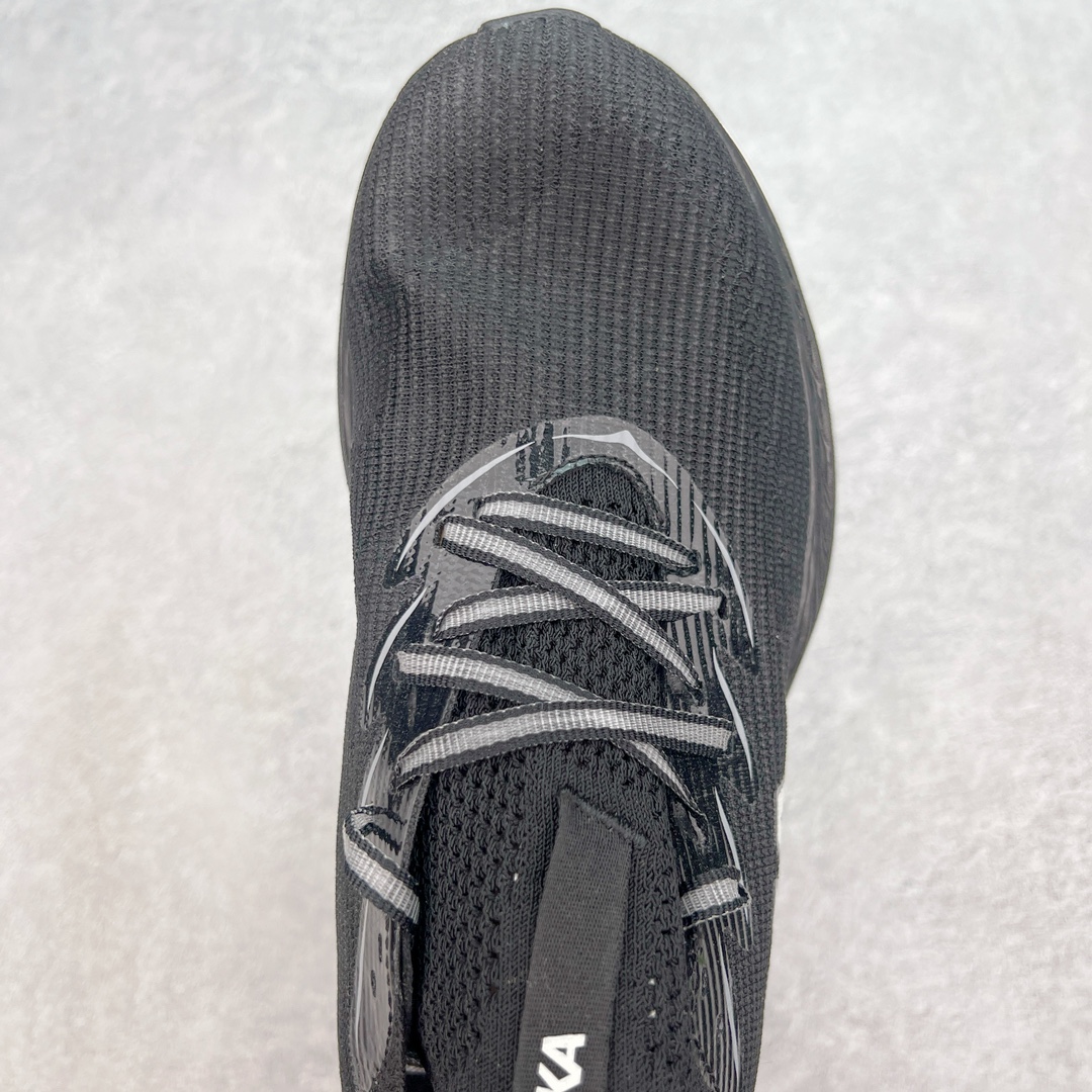 图片[4]-Hoka One One Cielo X 1 Low 天空X1代系列低帮厚底轻量休闲运动慢跑鞋 无论某家鞋厂新品一旦发售，在这之前都会会迎来多方面宣传推荐，近期HOKA推出了一款针对于精英跑者穿着的竞速跑鞋CIELO X1，却反其道而行之发起了跑者劝退挑战。何言劝退？简单来说，就是你没有一定的跑步能力与它适配，不要穿它！HOKA称 CIELO X1 是迄今为止路跑产品矩阵中能量反馈“最”强的新一代竞速跑鞋，以厚底缓震为制鞋核心，致力于助推精英跑者不断超越迈向速度巅峰，HOKA希望跑者能够安全开跑，跑得更稳、更远、更长久。HOKA CIELO X1 的命名来源，Cielo 在西班牙语中意为“天空”，X指的是带有碳纤维板的鞋子，你可以这么理解：这是一款能够带你快到飞起的竞速碳板跑鞋。外观整合HOKA 顶尖碳板技术、中底泡棉科技和几何学，设计符合自然步态的不对称鞋面和鞋底结构，专为精英跑者打造。以工程针织鞋面为基底，炫彩织纹和亮面薄膜更显未来科技感；不对称针织鞋舌设计搭配双空穿带设计的再生聚酯鞋带，可更好包裹双脚，穿脱更能一体化。后跟内侧设置加厚泡棉，整体楦型包覆贴合，不用担心磨脚后跟的问题同时也能更好地强化足跟杯稳定度。中底使用双层超临界PEBA泡棉，脚感更显软弹，内嵌HOKA全新翼状碳纤维板，让跑者在奔跑的同时就像踩在棉花一般柔软但因为强劲碳板的作用又能很快的跳起来，实现高效的动能回收。尺码：36 36.5 37.5 38 38.5 39 40 40.5 41 42 42.5 43 44 44.5 45-选品中心
