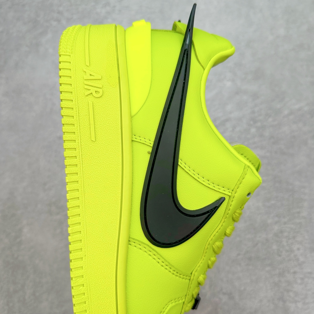 图片[6]-＃福利特价 AMBUSH x NK Air Force 1 Low 空军一号宽底版系列低帮百搭休闲运动板鞋 联名大钩 DV3464 在 Yoon Ahn 的职权范围内 AMBUSH 已经确立了自己在日本街头服饰生态系统中的主要地位 同时通过 Air Adjust Force 和一系列 Dunks 的合作帮助 他们最近在美国的东亚印记显着扩大 预计将在这个假期首次亮相 该品牌现在将其人才带入 Air Force 1，这是这两个群体年轻的四年关系中的第一次 除了之前看到的“白/黑”AF1 后者的结构始终采用优质工具 鞋面采用高端滚纹皮革 而 AMBUSH 品牌的鞋跟夹和加长的摩托车尾管 Swooshes 为下面所示的包覆设计注入了个性 相对于标志性的“三重黑”美学 深黑色产品享有上述色调的完全色调处理 除了它的中足格纹和上鞋舌品牌 它用清爽的白色细节和镀铬杜布拉斯照亮了漆黑的整体 “皇家蓝”锚定了从鞋垫到第二套服装不间断鞋底单元的所有东西 而与上述相同的装饰 – 包括鞋跟标签 – 以名义上的黄色阴影结束 尺码：36 36.5 37.5 38 38.5 39 40 40.5 41 42 42.5 43 44 44.5 45-选品中心