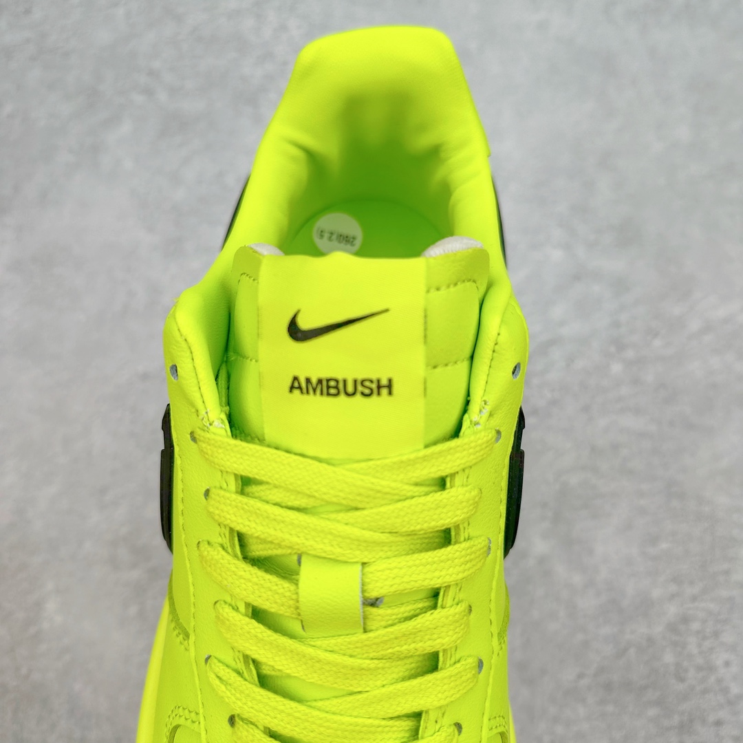 图片[5]-＃福利特价 AMBUSH x NK Air Force 1 Low 空军一号宽底版系列低帮百搭休闲运动板鞋 联名大钩 DV3464 在 Yoon Ahn 的职权范围内 AMBUSH 已经确立了自己在日本街头服饰生态系统中的主要地位 同时通过 Air Adjust Force 和一系列 Dunks 的合作帮助 他们最近在美国的东亚印记显着扩大 预计将在这个假期首次亮相 该品牌现在将其人才带入 Air Force 1，这是这两个群体年轻的四年关系中的第一次 除了之前看到的“白/黑”AF1 后者的结构始终采用优质工具 鞋面采用高端滚纹皮革 而 AMBUSH 品牌的鞋跟夹和加长的摩托车尾管 Swooshes 为下面所示的包覆设计注入了个性 相对于标志性的“三重黑”美学 深黑色产品享有上述色调的完全色调处理 除了它的中足格纹和上鞋舌品牌 它用清爽的白色细节和镀铬杜布拉斯照亮了漆黑的整体 “皇家蓝”锚定了从鞋垫到第二套服装不间断鞋底单元的所有东西 而与上述相同的装饰 – 包括鞋跟标签 – 以名义上的黄色阴影结束 尺码：36 36.5 37.5 38 38.5 39 40 40.5 41 42 42.5 43 44 44.5 45-选品中心