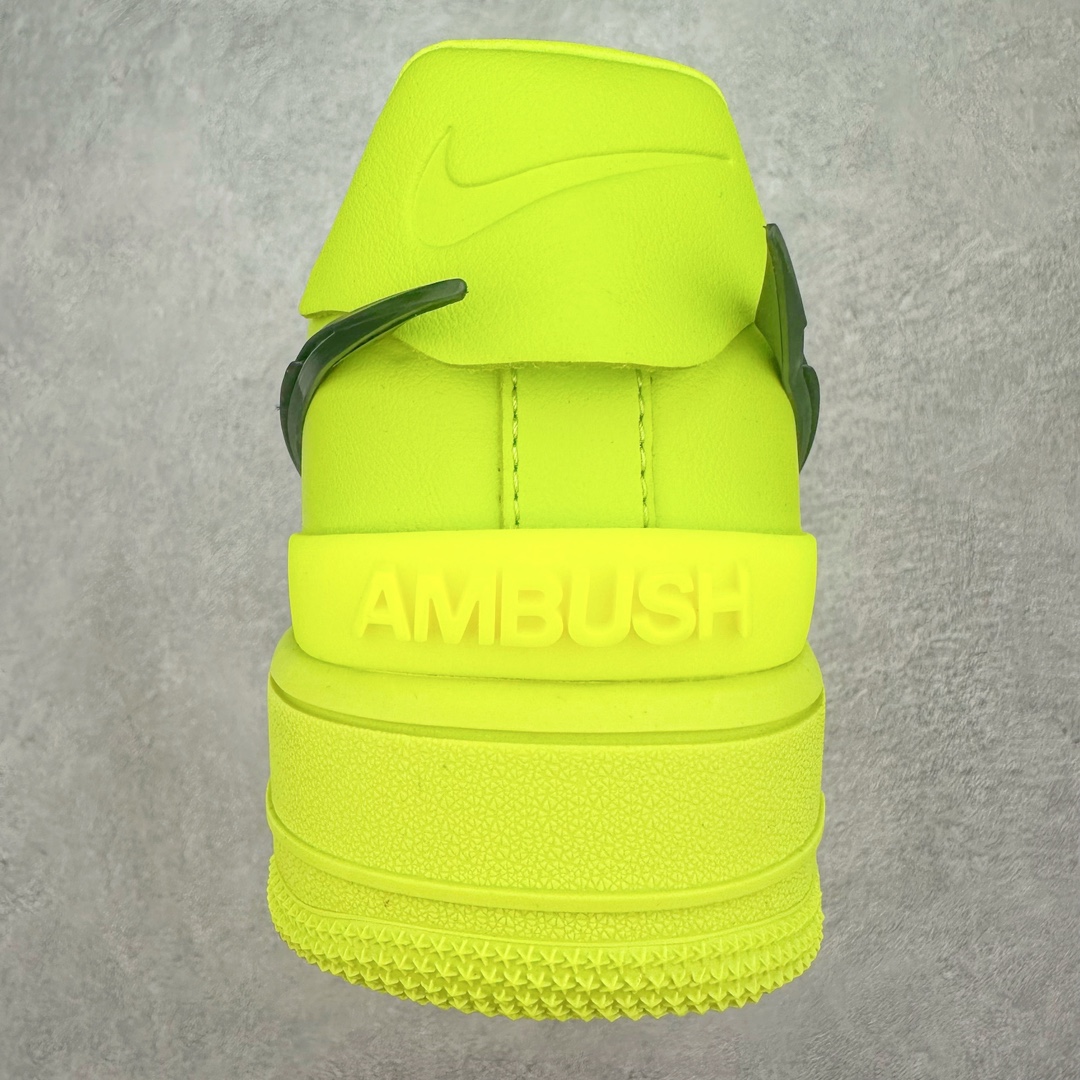 图片[8]-＃福利特价 AMBUSH x NK Air Force 1 Low 空军一号宽底版系列低帮百搭休闲运动板鞋 联名大钩 DV3464 在 Yoon Ahn 的职权范围内 AMBUSH 已经确立了自己在日本街头服饰生态系统中的主要地位 同时通过 Air Adjust Force 和一系列 Dunks 的合作帮助 他们最近在美国的东亚印记显着扩大 预计将在这个假期首次亮相 该品牌现在将其人才带入 Air Force 1，这是这两个群体年轻的四年关系中的第一次 除了之前看到的“白/黑”AF1 后者的结构始终采用优质工具 鞋面采用高端滚纹皮革 而 AMBUSH 品牌的鞋跟夹和加长的摩托车尾管 Swooshes 为下面所示的包覆设计注入了个性 相对于标志性的“三重黑”美学 深黑色产品享有上述色调的完全色调处理 除了它的中足格纹和上鞋舌品牌 它用清爽的白色细节和镀铬杜布拉斯照亮了漆黑的整体 “皇家蓝”锚定了从鞋垫到第二套服装不间断鞋底单元的所有东西 而与上述相同的装饰 – 包括鞋跟标签 – 以名义上的黄色阴影结束 尺码：36 36.5 37.5 38 38.5 39 40 40.5 41 42 42.5 43 44 44.5 45-选品中心