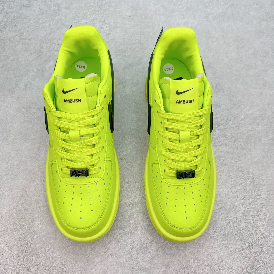 图片[2]-＃福利特价 AMBUSH x NK Air Force 1 Low 空军一号宽底版系列低帮百搭休闲运动板鞋 联名大钩 DV3464 在 Yoon Ahn 的职权范围内 AMBUSH 已经确立了自己在日本街头服饰生态系统中的主要地位 同时通过 Air Adjust Force 和一系列 Dunks 的合作帮助 他们最近在美国的东亚印记显着扩大 预计将在这个假期首次亮相 该品牌现在将其人才带入 Air Force 1，这是这两个群体年轻的四年关系中的第一次 除了之前看到的“白/黑”AF1 后者的结构始终采用优质工具 鞋面采用高端滚纹皮革 而 AMBUSH 品牌的鞋跟夹和加长的摩托车尾管 Swooshes 为下面所示的包覆设计注入了个性 相对于标志性的“三重黑”美学 深黑色产品享有上述色调的完全色调处理 除了它的中足格纹和上鞋舌品牌 它用清爽的白色细节和镀铬杜布拉斯照亮了漆黑的整体 “皇家蓝”锚定了从鞋垫到第二套服装不间断鞋底单元的所有东西 而与上述相同的装饰 – 包括鞋跟标签 – 以名义上的黄色阴影结束 尺码：36 36.5 37.5 38 38.5 39 40 40.5 41 42 42.5 43 44 44.5 45-选品中心