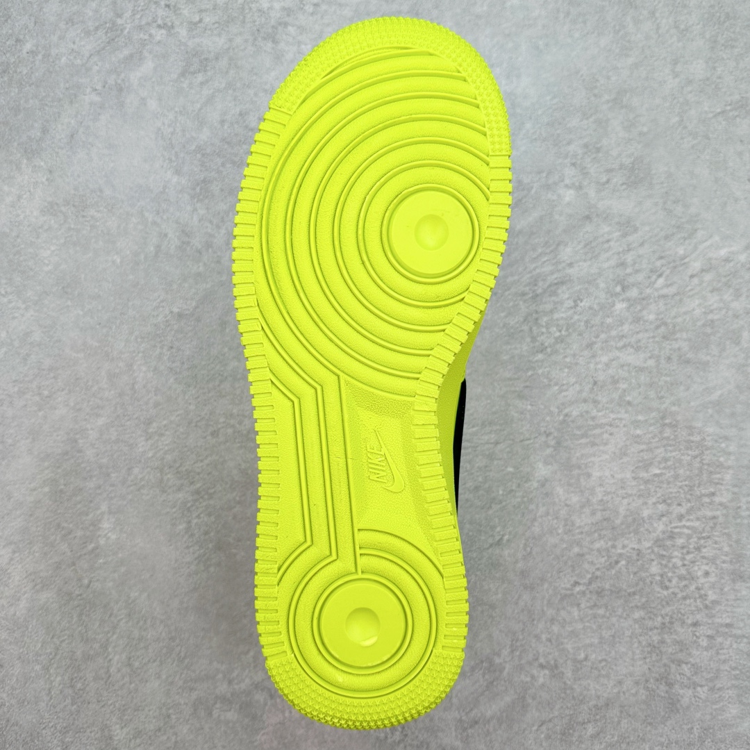 图片[9]-＃福利特价 AMBUSH x NK Air Force 1 Low 空军一号宽底版系列低帮百搭休闲运动板鞋 联名大钩 DV3464 在 Yoon Ahn 的职权范围内 AMBUSH 已经确立了自己在日本街头服饰生态系统中的主要地位 同时通过 Air Adjust Force 和一系列 Dunks 的合作帮助 他们最近在美国的东亚印记显着扩大 预计将在这个假期首次亮相 该品牌现在将其人才带入 Air Force 1，这是这两个群体年轻的四年关系中的第一次 除了之前看到的“白/黑”AF1 后者的结构始终采用优质工具 鞋面采用高端滚纹皮革 而 AMBUSH 品牌的鞋跟夹和加长的摩托车尾管 Swooshes 为下面所示的包覆设计注入了个性 相对于标志性的“三重黑”美学 深黑色产品享有上述色调的完全色调处理 除了它的中足格纹和上鞋舌品牌 它用清爽的白色细节和镀铬杜布拉斯照亮了漆黑的整体 “皇家蓝”锚定了从鞋垫到第二套服装不间断鞋底单元的所有东西 而与上述相同的装饰 – 包括鞋跟标签 – 以名义上的黄色阴影结束 尺码：36 36.5 37.5 38 38.5 39 40 40.5 41 42 42.5 43 44 44.5 45-选品中心