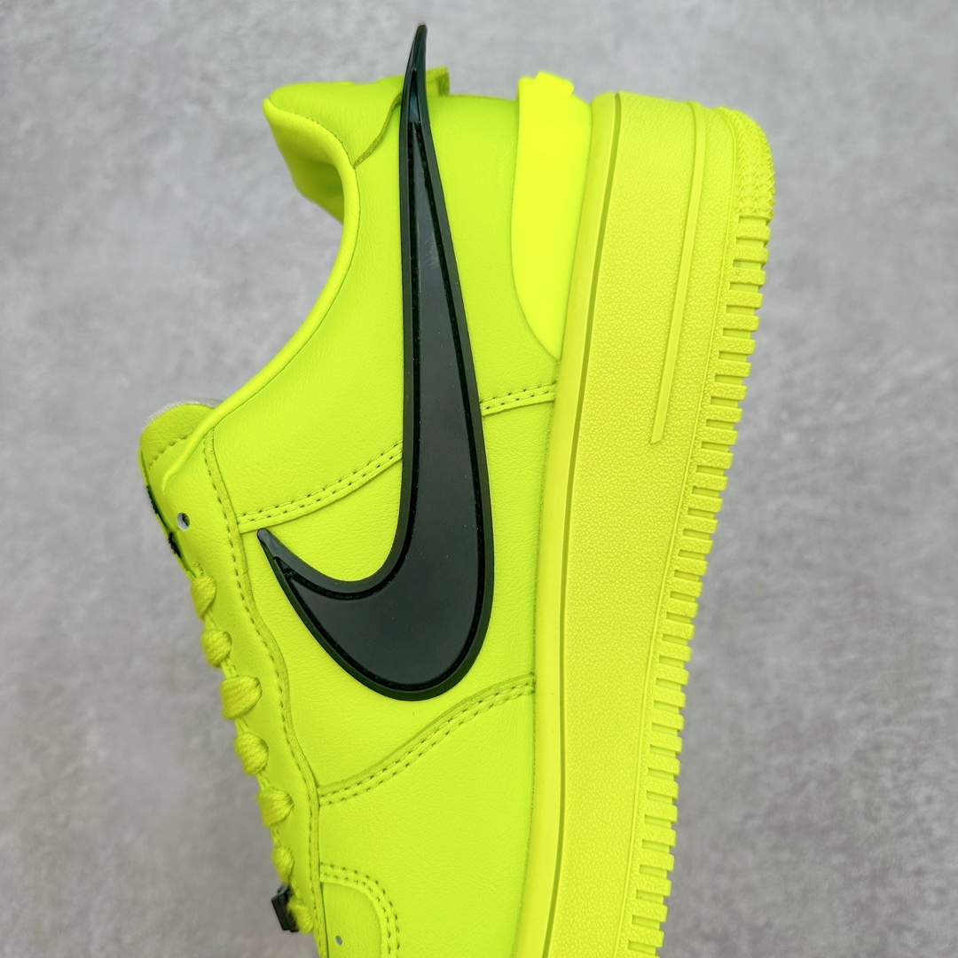 图片[7]-＃福利特价 AMBUSH x NK Air Force 1 Low 空军一号宽底版系列低帮百搭休闲运动板鞋 联名大钩 DV3464 在 Yoon Ahn 的职权范围内 AMBUSH 已经确立了自己在日本街头服饰生态系统中的主要地位 同时通过 Air Adjust Force 和一系列 Dunks 的合作帮助 他们最近在美国的东亚印记显着扩大 预计将在这个假期首次亮相 该品牌现在将其人才带入 Air Force 1，这是这两个群体年轻的四年关系中的第一次 除了之前看到的“白/黑”AF1 后者的结构始终采用优质工具 鞋面采用高端滚纹皮革 而 AMBUSH 品牌的鞋跟夹和加长的摩托车尾管 Swooshes 为下面所示的包覆设计注入了个性 相对于标志性的“三重黑”美学 深黑色产品享有上述色调的完全色调处理 除了它的中足格纹和上鞋舌品牌 它用清爽的白色细节和镀铬杜布拉斯照亮了漆黑的整体 “皇家蓝”锚定了从鞋垫到第二套服装不间断鞋底单元的所有东西 而与上述相同的装饰 – 包括鞋跟标签 – 以名义上的黄色阴影结束 尺码：36 36.5 37.5 38 38.5 39 40 40.5 41 42 42.5 43 44 44.5 45-选品中心