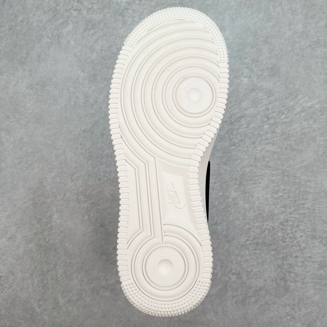 图片[9]-＃福利特价 AMBUSH x NK Air Force 1 Low 空军一号宽底版系列低帮百搭休闲运动板鞋 联名大钩 DV3464 在 Yoon Ahn 的职权范围内 AMBUSH 已经确立了自己在日本街头服饰生态系统中的主要地位 同时通过 Air Adjust Force 和一系列 Dunks 的合作帮助 他们最近在美国的东亚印记显着扩大 预计将在这个假期首次亮相 该品牌现在将其人才带入 Air Force 1，这是这两个群体年轻的四年关系中的第一次 除了之前看到的“白/黑”AF1 后者的结构始终采用优质工具 鞋面采用高端滚纹皮革 而 AMBUSH 品牌的鞋跟夹和加长的摩托车尾管 Swooshes 为下面所示的包覆设计注入了个性 相对于标志性的“三重黑”美学 深黑色产品享有上述色调的完全色调处理 除了它的中足格纹和上鞋舌品牌 它用清爽的白色细节和镀铬杜布拉斯照亮了漆黑的整体 “皇家蓝”锚定了从鞋垫到第二套服装不间断鞋底单元的所有东西 而与上述相同的装饰 – 包括鞋跟标签 – 以名义上的黄色阴影结束 尺码：36 36.5 37.5 38 38.5 39 40 40.5 41 42 42.5 43 44 44.5 45-选品中心