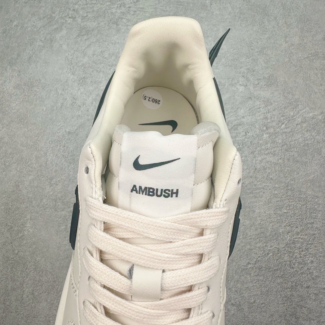 图片[5]-＃福利特价 AMBUSH x NK Air Force 1 Low 空军一号宽底版系列低帮百搭休闲运动板鞋 联名大钩 DV3464 在 Yoon Ahn 的职权范围内 AMBUSH 已经确立了自己在日本街头服饰生态系统中的主要地位 同时通过 Air Adjust Force 和一系列 Dunks 的合作帮助 他们最近在美国的东亚印记显着扩大 预计将在这个假期首次亮相 该品牌现在将其人才带入 Air Force 1，这是这两个群体年轻的四年关系中的第一次 除了之前看到的“白/黑”AF1 后者的结构始终采用优质工具 鞋面采用高端滚纹皮革 而 AMBUSH 品牌的鞋跟夹和加长的摩托车尾管 Swooshes 为下面所示的包覆设计注入了个性 相对于标志性的“三重黑”美学 深黑色产品享有上述色调的完全色调处理 除了它的中足格纹和上鞋舌品牌 它用清爽的白色细节和镀铬杜布拉斯照亮了漆黑的整体 “皇家蓝”锚定了从鞋垫到第二套服装不间断鞋底单元的所有东西 而与上述相同的装饰 – 包括鞋跟标签 – 以名义上的黄色阴影结束 尺码：36 36.5 37.5 38 38.5 39 40 40.5 41 42 42.5 43 44 44.5 45-选品中心