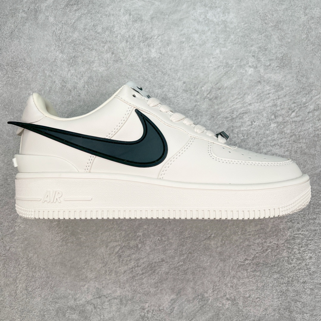 ＃福利特价 AMBUSH x NK Air Force 1 Low 空军一号宽底版系列低帮百搭休闲运动板鞋 联名大钩 DV3464 在 Yoon Ahn 的职权范围内 AMBUSH 已经确立了自己在日本街头服饰生态系统中的主要地位 同时通过 Air Adjust Force 和一系列 Dunks 的合作帮助 他们最近在美国的东亚印记显着扩大 预计将在这个假期首次亮相 该品牌现在将其人才带入 Air Force 1，这是这两个群体年轻的四年关系中的第一次 除了之前看到的“白/黑”AF1 后者的结构始终采用优质工具 鞋面采用高端滚纹皮革 而 AMBUSH 品牌的鞋跟夹和加长的摩托车尾管 Swooshes 为下面所示的包覆设计注入了个性 相对于标志性的“三重黑”美学 深黑色产品享有上述色调的完全色调处理 除了它的中足格纹和上鞋舌品牌 它用清爽的白色细节和镀铬杜布拉斯照亮了漆黑的整体 “皇家蓝”锚定了从鞋垫到第二套服装不间断鞋底单元的所有东西 而与上述相同的装饰 – 包括鞋跟标签 – 以名义上的黄色阴影结束 尺码：36 36.5 37.5 38 38.5 39 40 40.5 41 42 42.5 43 44 44.5 45-选品中心