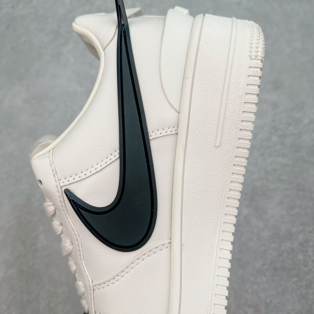 图片[7]-＃福利特价 AMBUSH x NK Air Force 1 Low 空军一号宽底版系列低帮百搭休闲运动板鞋 联名大钩 DV3464 在 Yoon Ahn 的职权范围内 AMBUSH 已经确立了自己在日本街头服饰生态系统中的主要地位 同时通过 Air Adjust Force 和一系列 Dunks 的合作帮助 他们最近在美国的东亚印记显着扩大 预计将在这个假期首次亮相 该品牌现在将其人才带入 Air Force 1，这是这两个群体年轻的四年关系中的第一次 除了之前看到的“白/黑”AF1 后者的结构始终采用优质工具 鞋面采用高端滚纹皮革 而 AMBUSH 品牌的鞋跟夹和加长的摩托车尾管 Swooshes 为下面所示的包覆设计注入了个性 相对于标志性的“三重黑”美学 深黑色产品享有上述色调的完全色调处理 除了它的中足格纹和上鞋舌品牌 它用清爽的白色细节和镀铬杜布拉斯照亮了漆黑的整体 “皇家蓝”锚定了从鞋垫到第二套服装不间断鞋底单元的所有东西 而与上述相同的装饰 – 包括鞋跟标签 – 以名义上的黄色阴影结束 尺码：36 36.5 37.5 38 38.5 39 40 40.5 41 42 42.5 43 44 44.5 45-选品中心