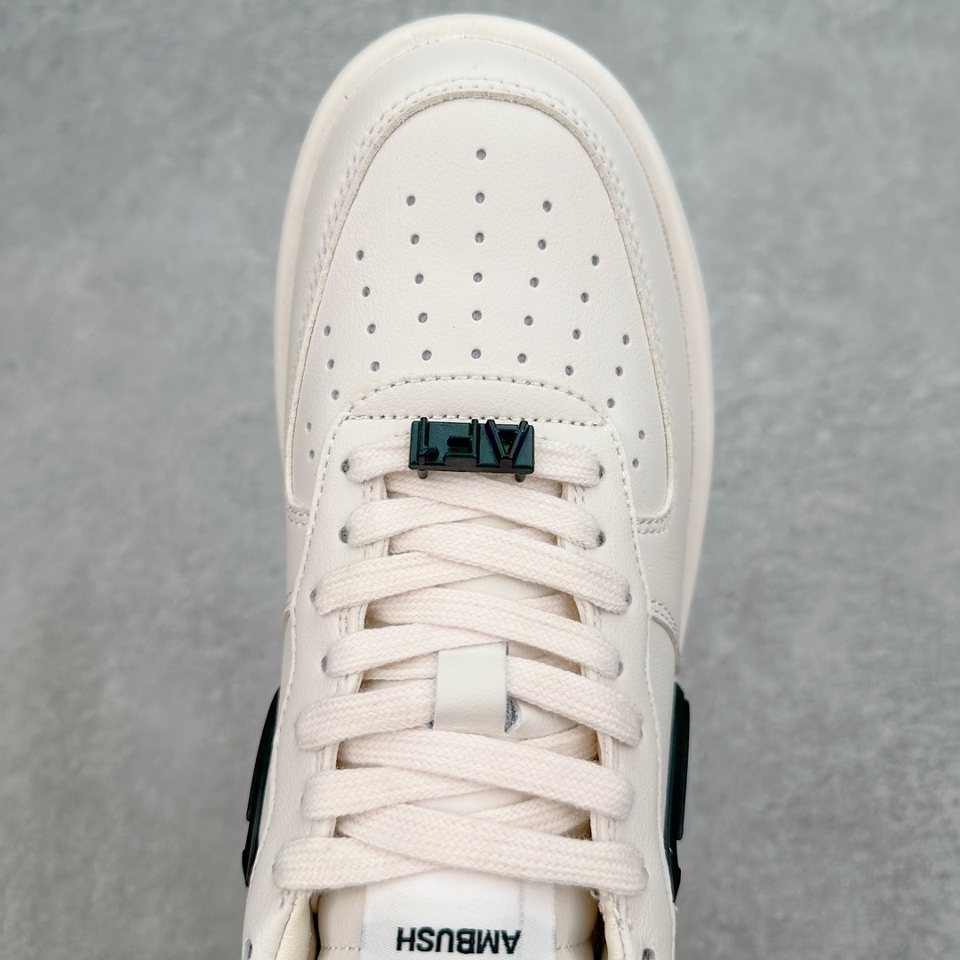 图片[4]-＃福利特价 AMBUSH x NK Air Force 1 Low 空军一号宽底版系列低帮百搭休闲运动板鞋 联名大钩 DV3464 在 Yoon Ahn 的职权范围内 AMBUSH 已经确立了自己在日本街头服饰生态系统中的主要地位 同时通过 Air Adjust Force 和一系列 Dunks 的合作帮助 他们最近在美国的东亚印记显着扩大 预计将在这个假期首次亮相 该品牌现在将其人才带入 Air Force 1，这是这两个群体年轻的四年关系中的第一次 除了之前看到的“白/黑”AF1 后者的结构始终采用优质工具 鞋面采用高端滚纹皮革 而 AMBUSH 品牌的鞋跟夹和加长的摩托车尾管 Swooshes 为下面所示的包覆设计注入了个性 相对于标志性的“三重黑”美学 深黑色产品享有上述色调的完全色调处理 除了它的中足格纹和上鞋舌品牌 它用清爽的白色细节和镀铬杜布拉斯照亮了漆黑的整体 “皇家蓝”锚定了从鞋垫到第二套服装不间断鞋底单元的所有东西 而与上述相同的装饰 – 包括鞋跟标签 – 以名义上的黄色阴影结束 尺码：36 36.5 37.5 38 38.5 39 40 40.5 41 42 42.5 43 44 44.5 45-选品中心