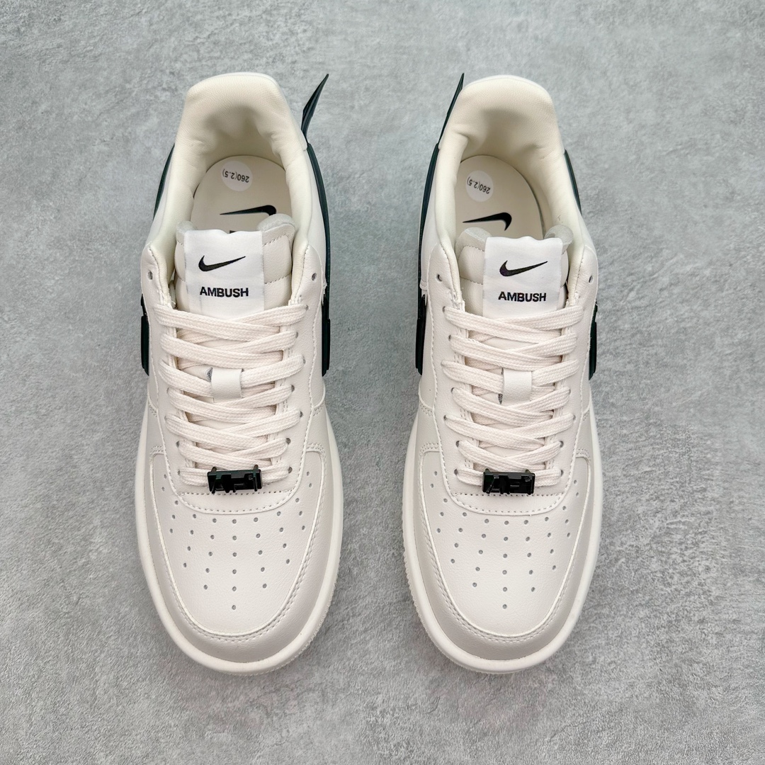 图片[2]-＃福利特价 AMBUSH x NK Air Force 1 Low 空军一号宽底版系列低帮百搭休闲运动板鞋 联名大钩 DV3464 在 Yoon Ahn 的职权范围内 AMBUSH 已经确立了自己在日本街头服饰生态系统中的主要地位 同时通过 Air Adjust Force 和一系列 Dunks 的合作帮助 他们最近在美国的东亚印记显着扩大 预计将在这个假期首次亮相 该品牌现在将其人才带入 Air Force 1，这是这两个群体年轻的四年关系中的第一次 除了之前看到的“白/黑”AF1 后者的结构始终采用优质工具 鞋面采用高端滚纹皮革 而 AMBUSH 品牌的鞋跟夹和加长的摩托车尾管 Swooshes 为下面所示的包覆设计注入了个性 相对于标志性的“三重黑”美学 深黑色产品享有上述色调的完全色调处理 除了它的中足格纹和上鞋舌品牌 它用清爽的白色细节和镀铬杜布拉斯照亮了漆黑的整体 “皇家蓝”锚定了从鞋垫到第二套服装不间断鞋底单元的所有东西 而与上述相同的装饰 – 包括鞋跟标签 – 以名义上的黄色阴影结束 尺码：36 36.5 37.5 38 38.5 39 40 40.5 41 42 42.5 43 44 44.5 45-选品中心