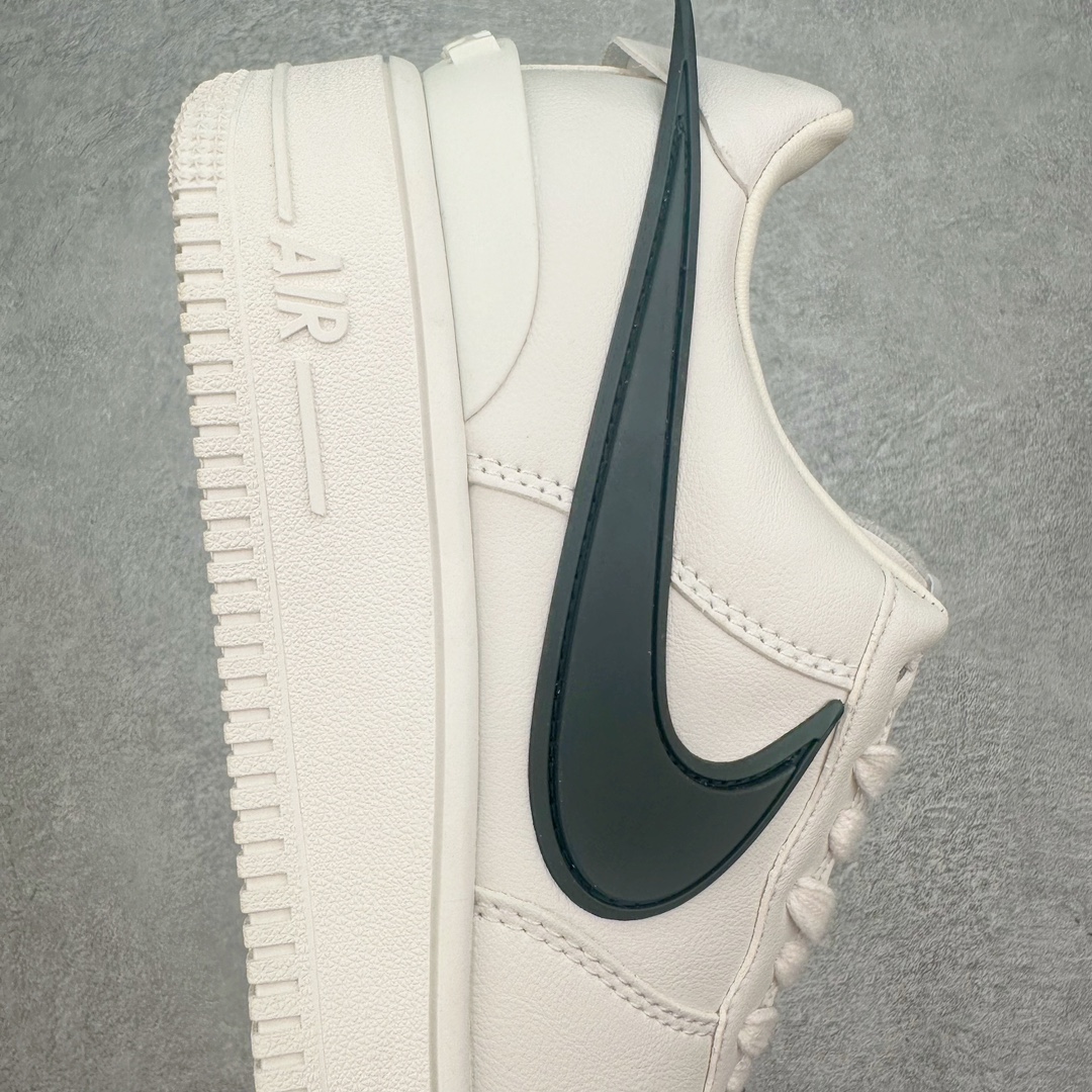 图片[6]-＃福利特价 AMBUSH x NK Air Force 1 Low 空军一号宽底版系列低帮百搭休闲运动板鞋 联名大钩 DV3464 在 Yoon Ahn 的职权范围内 AMBUSH 已经确立了自己在日本街头服饰生态系统中的主要地位 同时通过 Air Adjust Force 和一系列 Dunks 的合作帮助 他们最近在美国的东亚印记显着扩大 预计将在这个假期首次亮相 该品牌现在将其人才带入 Air Force 1，这是这两个群体年轻的四年关系中的第一次 除了之前看到的“白/黑”AF1 后者的结构始终采用优质工具 鞋面采用高端滚纹皮革 而 AMBUSH 品牌的鞋跟夹和加长的摩托车尾管 Swooshes 为下面所示的包覆设计注入了个性 相对于标志性的“三重黑”美学 深黑色产品享有上述色调的完全色调处理 除了它的中足格纹和上鞋舌品牌 它用清爽的白色细节和镀铬杜布拉斯照亮了漆黑的整体 “皇家蓝”锚定了从鞋垫到第二套服装不间断鞋底单元的所有东西 而与上述相同的装饰 – 包括鞋跟标签 – 以名义上的黄色阴影结束 尺码：36 36.5 37.5 38 38.5 39 40 40.5 41 42 42.5 43 44 44.5 45-选品中心