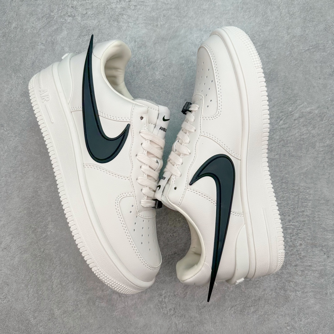 图片[3]-＃福利特价 AMBUSH x NK Air Force 1 Low 空军一号宽底版系列低帮百搭休闲运动板鞋 联名大钩 DV3464 在 Yoon Ahn 的职权范围内 AMBUSH 已经确立了自己在日本街头服饰生态系统中的主要地位 同时通过 Air Adjust Force 和一系列 Dunks 的合作帮助 他们最近在美国的东亚印记显着扩大 预计将在这个假期首次亮相 该品牌现在将其人才带入 Air Force 1，这是这两个群体年轻的四年关系中的第一次 除了之前看到的“白/黑”AF1 后者的结构始终采用优质工具 鞋面采用高端滚纹皮革 而 AMBUSH 品牌的鞋跟夹和加长的摩托车尾管 Swooshes 为下面所示的包覆设计注入了个性 相对于标志性的“三重黑”美学 深黑色产品享有上述色调的完全色调处理 除了它的中足格纹和上鞋舌品牌 它用清爽的白色细节和镀铬杜布拉斯照亮了漆黑的整体 “皇家蓝”锚定了从鞋垫到第二套服装不间断鞋底单元的所有东西 而与上述相同的装饰 – 包括鞋跟标签 – 以名义上的黄色阴影结束 尺码：36 36.5 37.5 38 38.5 39 40 40.5 41 42 42.5 43 44 44.5 45-选品中心