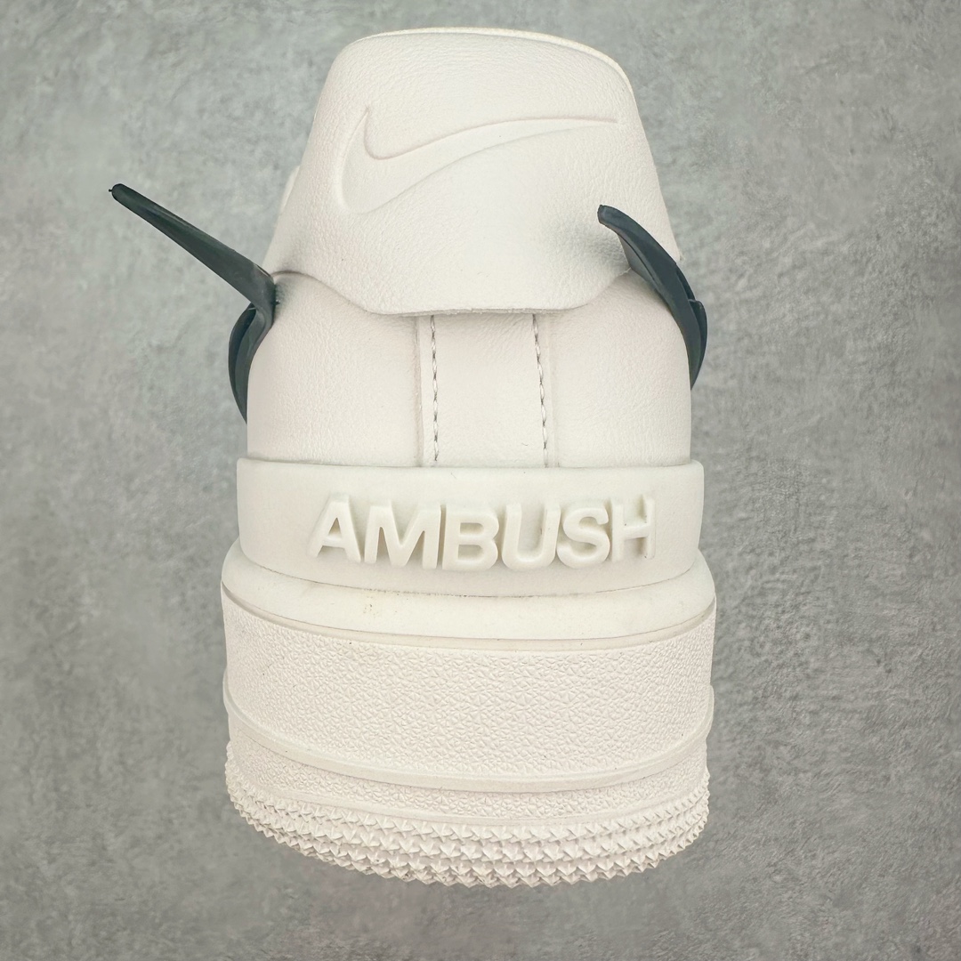 图片[8]-＃福利特价 AMBUSH x NK Air Force 1 Low 空军一号宽底版系列低帮百搭休闲运动板鞋 联名大钩 DV3464 在 Yoon Ahn 的职权范围内 AMBUSH 已经确立了自己在日本街头服饰生态系统中的主要地位 同时通过 Air Adjust Force 和一系列 Dunks 的合作帮助 他们最近在美国的东亚印记显着扩大 预计将在这个假期首次亮相 该品牌现在将其人才带入 Air Force 1，这是这两个群体年轻的四年关系中的第一次 除了之前看到的“白/黑”AF1 后者的结构始终采用优质工具 鞋面采用高端滚纹皮革 而 AMBUSH 品牌的鞋跟夹和加长的摩托车尾管 Swooshes 为下面所示的包覆设计注入了个性 相对于标志性的“三重黑”美学 深黑色产品享有上述色调的完全色调处理 除了它的中足格纹和上鞋舌品牌 它用清爽的白色细节和镀铬杜布拉斯照亮了漆黑的整体 “皇家蓝”锚定了从鞋垫到第二套服装不间断鞋底单元的所有东西 而与上述相同的装饰 – 包括鞋跟标签 – 以名义上的黄色阴影结束 尺码：36 36.5 37.5 38 38.5 39 40 40.5 41 42 42.5 43 44 44.5 45-选品中心
