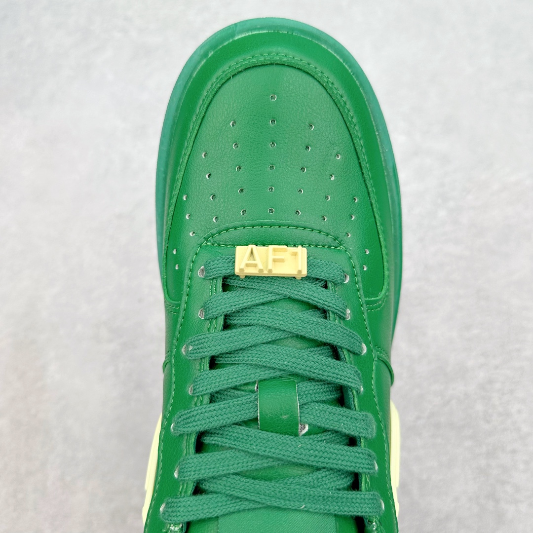 图片[4]-＃福利特价 AMBUSH x NK Air Force 1 Low 空军一号宽底版系列低帮百搭休闲运动板鞋 联名大钩 DV3464 在 Yoon Ahn 的职权范围内 AMBUSH 已经确立了自己在日本街头服饰生态系统中的主要地位 同时通过 Air Adjust Force 和一系列 Dunks 的合作帮助 他们最近在美国的东亚印记显着扩大 预计将在这个假期首次亮相 该品牌现在将其人才带入 Air Force 1，这是这两个群体年轻的四年关系中的第一次 除了之前看到的“白/黑”AF1 后者的结构始终采用优质工具 鞋面采用高端滚纹皮革 而 AMBUSH 品牌的鞋跟夹和加长的摩托车尾管 Swooshes 为下面所示的包覆设计注入了个性 相对于标志性的“三重黑”美学 深黑色产品享有上述色调的完全色调处理 除了它的中足格纹和上鞋舌品牌 它用清爽的白色细节和镀铬杜布拉斯照亮了漆黑的整体 “皇家蓝”锚定了从鞋垫到第二套服装不间断鞋底单元的所有东西 而与上述相同的装饰 – 包括鞋跟标签 – 以名义上的黄色阴影结束 尺码：36 36.5 37.5 38 38.5 39 40 40.5 41 42 42.5 43 44 44.5 45-选品中心