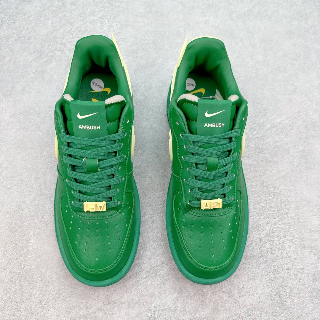 图片[2]-＃福利特价 AMBUSH x NK Air Force 1 Low 空军一号宽底版系列低帮百搭休闲运动板鞋 联名大钩 DV3464 在 Yoon Ahn 的职权范围内 AMBUSH 已经确立了自己在日本街头服饰生态系统中的主要地位 同时通过 Air Adjust Force 和一系列 Dunks 的合作帮助 他们最近在美国的东亚印记显着扩大 预计将在这个假期首次亮相 该品牌现在将其人才带入 Air Force 1，这是这两个群体年轻的四年关系中的第一次 除了之前看到的“白/黑”AF1 后者的结构始终采用优质工具 鞋面采用高端滚纹皮革 而 AMBUSH 品牌的鞋跟夹和加长的摩托车尾管 Swooshes 为下面所示的包覆设计注入了个性 相对于标志性的“三重黑”美学 深黑色产品享有上述色调的完全色调处理 除了它的中足格纹和上鞋舌品牌 它用清爽的白色细节和镀铬杜布拉斯照亮了漆黑的整体 “皇家蓝”锚定了从鞋垫到第二套服装不间断鞋底单元的所有东西 而与上述相同的装饰 – 包括鞋跟标签 – 以名义上的黄色阴影结束 尺码：36 36.5 37.5 38 38.5 39 40 40.5 41 42 42.5 43 44 44.5 45-选品中心