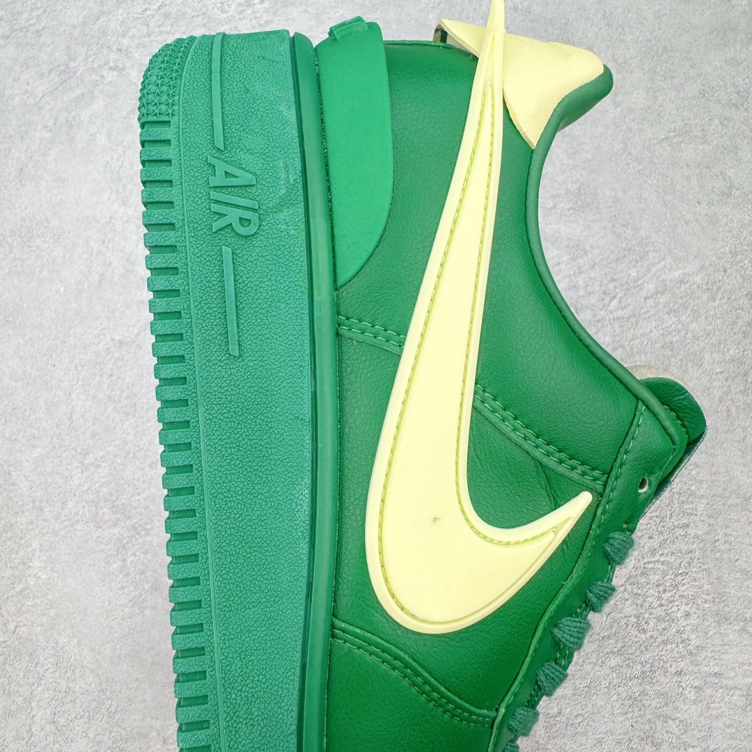 图片[6]-＃福利特价 AMBUSH x NK Air Force 1 Low 空军一号宽底版系列低帮百搭休闲运动板鞋 联名大钩 DV3464 在 Yoon Ahn 的职权范围内 AMBUSH 已经确立了自己在日本街头服饰生态系统中的主要地位 同时通过 Air Adjust Force 和一系列 Dunks 的合作帮助 他们最近在美国的东亚印记显着扩大 预计将在这个假期首次亮相 该品牌现在将其人才带入 Air Force 1，这是这两个群体年轻的四年关系中的第一次 除了之前看到的“白/黑”AF1 后者的结构始终采用优质工具 鞋面采用高端滚纹皮革 而 AMBUSH 品牌的鞋跟夹和加长的摩托车尾管 Swooshes 为下面所示的包覆设计注入了个性 相对于标志性的“三重黑”美学 深黑色产品享有上述色调的完全色调处理 除了它的中足格纹和上鞋舌品牌 它用清爽的白色细节和镀铬杜布拉斯照亮了漆黑的整体 “皇家蓝”锚定了从鞋垫到第二套服装不间断鞋底单元的所有东西 而与上述相同的装饰 – 包括鞋跟标签 – 以名义上的黄色阴影结束 尺码：36 36.5 37.5 38 38.5 39 40 40.5 41 42 42.5 43 44 44.5 45-选品中心
