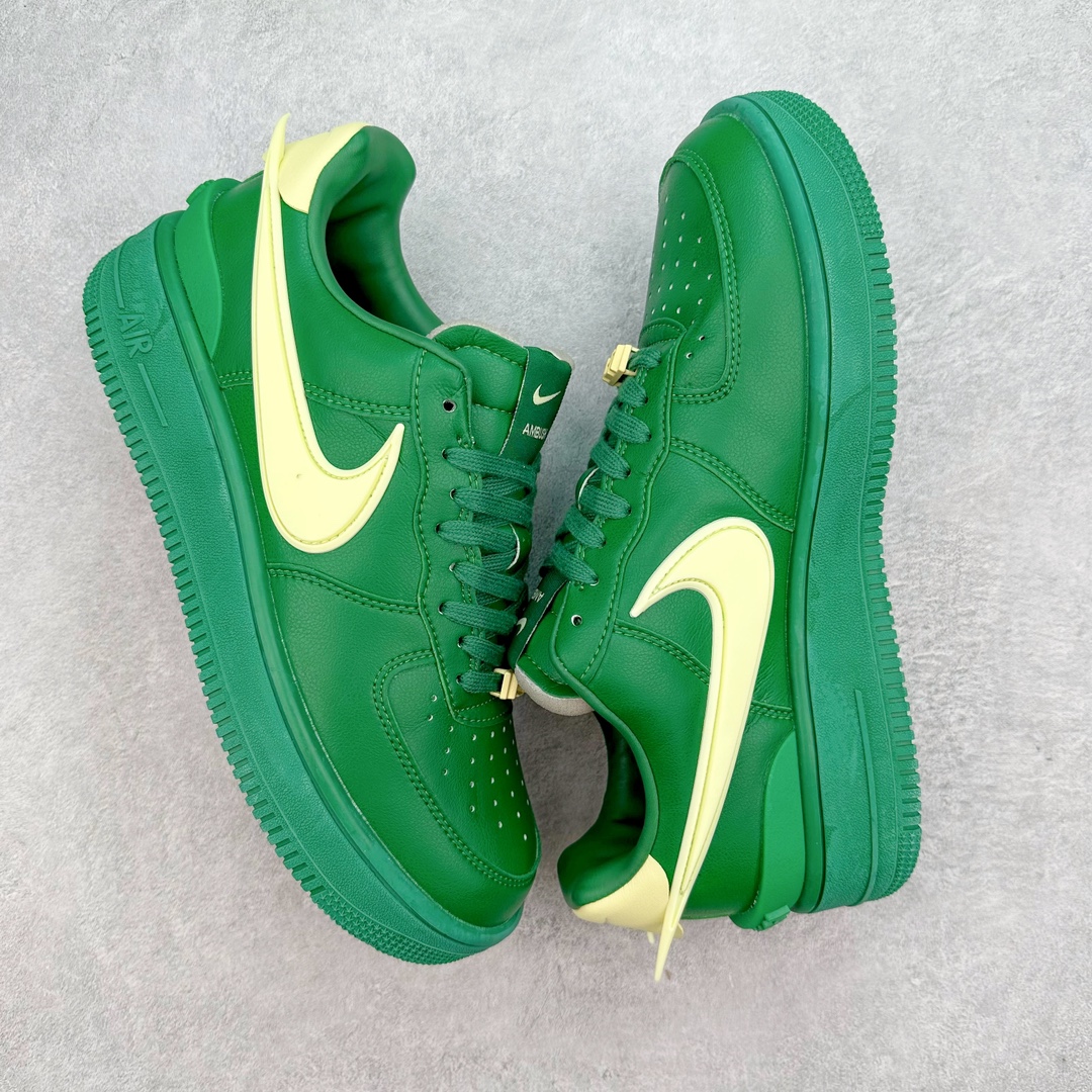 图片[3]-＃福利特价 AMBUSH x NK Air Force 1 Low 空军一号宽底版系列低帮百搭休闲运动板鞋 联名大钩 DV3464 在 Yoon Ahn 的职权范围内 AMBUSH 已经确立了自己在日本街头服饰生态系统中的主要地位 同时通过 Air Adjust Force 和一系列 Dunks 的合作帮助 他们最近在美国的东亚印记显着扩大 预计将在这个假期首次亮相 该品牌现在将其人才带入 Air Force 1，这是这两个群体年轻的四年关系中的第一次 除了之前看到的“白/黑”AF1 后者的结构始终采用优质工具 鞋面采用高端滚纹皮革 而 AMBUSH 品牌的鞋跟夹和加长的摩托车尾管 Swooshes 为下面所示的包覆设计注入了个性 相对于标志性的“三重黑”美学 深黑色产品享有上述色调的完全色调处理 除了它的中足格纹和上鞋舌品牌 它用清爽的白色细节和镀铬杜布拉斯照亮了漆黑的整体 “皇家蓝”锚定了从鞋垫到第二套服装不间断鞋底单元的所有东西 而与上述相同的装饰 – 包括鞋跟标签 – 以名义上的黄色阴影结束 尺码：36 36.5 37.5 38 38.5 39 40 40.5 41 42 42.5 43 44 44.5 45-选品中心