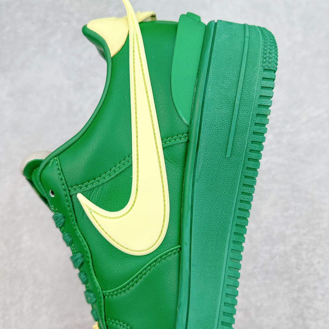 图片[7]-＃福利特价 AMBUSH x NK Air Force 1 Low 空军一号宽底版系列低帮百搭休闲运动板鞋 联名大钩 DV3464 在 Yoon Ahn 的职权范围内 AMBUSH 已经确立了自己在日本街头服饰生态系统中的主要地位 同时通过 Air Adjust Force 和一系列 Dunks 的合作帮助 他们最近在美国的东亚印记显着扩大 预计将在这个假期首次亮相 该品牌现在将其人才带入 Air Force 1，这是这两个群体年轻的四年关系中的第一次 除了之前看到的“白/黑”AF1 后者的结构始终采用优质工具 鞋面采用高端滚纹皮革 而 AMBUSH 品牌的鞋跟夹和加长的摩托车尾管 Swooshes 为下面所示的包覆设计注入了个性 相对于标志性的“三重黑”美学 深黑色产品享有上述色调的完全色调处理 除了它的中足格纹和上鞋舌品牌 它用清爽的白色细节和镀铬杜布拉斯照亮了漆黑的整体 “皇家蓝”锚定了从鞋垫到第二套服装不间断鞋底单元的所有东西 而与上述相同的装饰 – 包括鞋跟标签 – 以名义上的黄色阴影结束 尺码：36 36.5 37.5 38 38.5 39 40 40.5 41 42 42.5 43 44 44.5 45-选品中心