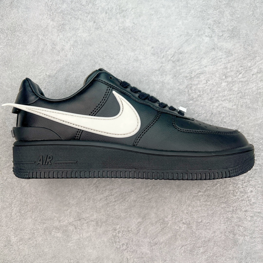＃福利特价 AMBUSH x NK Air Force 1 Low 空军一号宽底版系列低帮百搭休闲运动板鞋 联名大钩 DV3464 在 Yoon Ahn 的职权范围内 AMBUSH 已经确立了自己在日本街头服饰生态系统中的主要地位 同时通过 Air Adjust Force 和一系列 Dunks 的合作帮助 他们最近在美国的东亚印记显着扩大 预计将在这个假期首次亮相 该品牌现在将其人才带入 Air Force 1，这是这两个群体年轻的四年关系中的第一次 除了之前看到的“白/黑”AF1 后者的结构始终采用优质工具 鞋面采用高端滚纹皮革 而 AMBUSH 品牌的鞋跟夹和加长的摩托车尾管 Swooshes 为下面所示的包覆设计注入了个性 相对于标志性的“三重黑”美学 深黑色产品享有上述色调的完全色调处理 除了它的中足格纹和上鞋舌品牌 它用清爽的白色细节和镀铬杜布拉斯照亮了漆黑的整体 “皇家蓝”锚定了从鞋垫到第二套服装不间断鞋底单元的所有东西 而与上述相同的装饰 – 包括鞋跟标签 – 以名义上的黄色阴影结束 尺码：36 36.5 37.5 38 38.5 39 40 40.5 41 42 42.5 43 44 44.5 45-选品中心