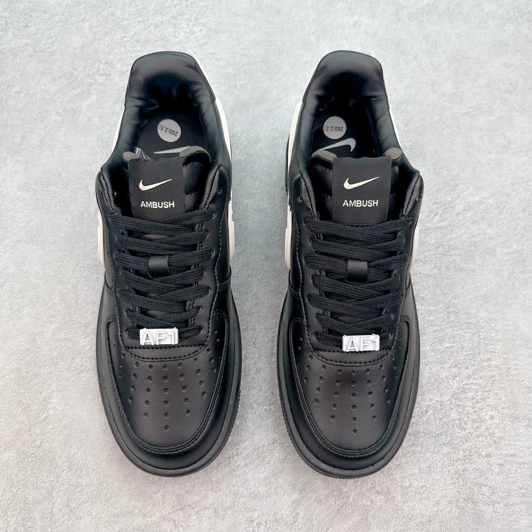 图片[2]-＃福利特价 AMBUSH x NK Air Force 1 Low 空军一号宽底版系列低帮百搭休闲运动板鞋 联名大钩 DV3464 在 Yoon Ahn 的职权范围内 AMBUSH 已经确立了自己在日本街头服饰生态系统中的主要地位 同时通过 Air Adjust Force 和一系列 Dunks 的合作帮助 他们最近在美国的东亚印记显着扩大 预计将在这个假期首次亮相 该品牌现在将其人才带入 Air Force 1，这是这两个群体年轻的四年关系中的第一次 除了之前看到的“白/黑”AF1 后者的结构始终采用优质工具 鞋面采用高端滚纹皮革 而 AMBUSH 品牌的鞋跟夹和加长的摩托车尾管 Swooshes 为下面所示的包覆设计注入了个性 相对于标志性的“三重黑”美学 深黑色产品享有上述色调的完全色调处理 除了它的中足格纹和上鞋舌品牌 它用清爽的白色细节和镀铬杜布拉斯照亮了漆黑的整体 “皇家蓝”锚定了从鞋垫到第二套服装不间断鞋底单元的所有东西 而与上述相同的装饰 – 包括鞋跟标签 – 以名义上的黄色阴影结束 尺码：36 36.5 37.5 38 38.5 39 40 40.5 41 42 42.5 43 44 44.5 45-选品中心