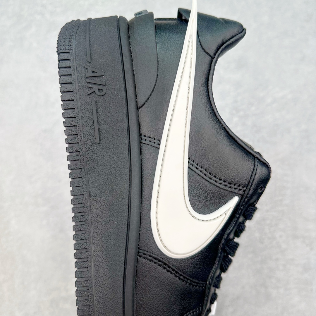 图片[6]-＃福利特价 AMBUSH x NK Air Force 1 Low 空军一号宽底版系列低帮百搭休闲运动板鞋 联名大钩 DV3464 在 Yoon Ahn 的职权范围内 AMBUSH 已经确立了自己在日本街头服饰生态系统中的主要地位 同时通过 Air Adjust Force 和一系列 Dunks 的合作帮助 他们最近在美国的东亚印记显着扩大 预计将在这个假期首次亮相 该品牌现在将其人才带入 Air Force 1，这是这两个群体年轻的四年关系中的第一次 除了之前看到的“白/黑”AF1 后者的结构始终采用优质工具 鞋面采用高端滚纹皮革 而 AMBUSH 品牌的鞋跟夹和加长的摩托车尾管 Swooshes 为下面所示的包覆设计注入了个性 相对于标志性的“三重黑”美学 深黑色产品享有上述色调的完全色调处理 除了它的中足格纹和上鞋舌品牌 它用清爽的白色细节和镀铬杜布拉斯照亮了漆黑的整体 “皇家蓝”锚定了从鞋垫到第二套服装不间断鞋底单元的所有东西 而与上述相同的装饰 – 包括鞋跟标签 – 以名义上的黄色阴影结束 尺码：36 36.5 37.5 38 38.5 39 40 40.5 41 42 42.5 43 44 44.5 45-选品中心