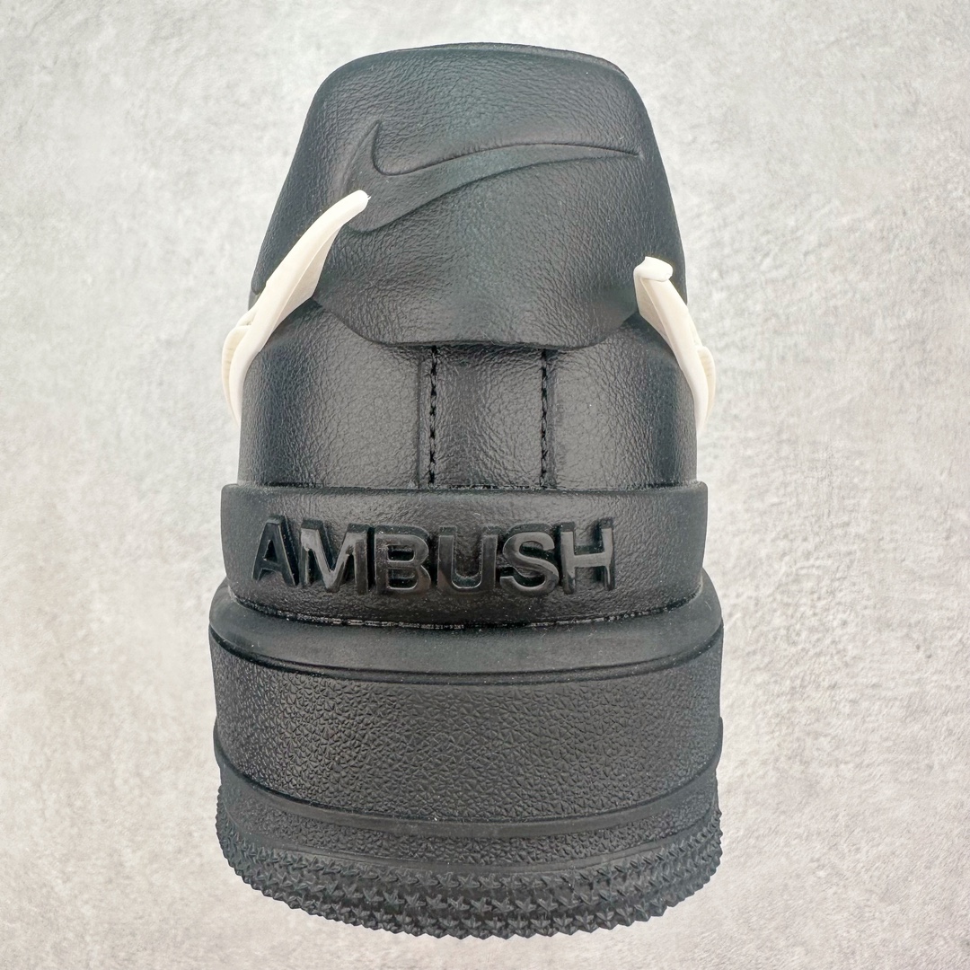 图片[8]-＃福利特价 AMBUSH x NK Air Force 1 Low 空军一号宽底版系列低帮百搭休闲运动板鞋 联名大钩 DV3464 在 Yoon Ahn 的职权范围内 AMBUSH 已经确立了自己在日本街头服饰生态系统中的主要地位 同时通过 Air Adjust Force 和一系列 Dunks 的合作帮助 他们最近在美国的东亚印记显着扩大 预计将在这个假期首次亮相 该品牌现在将其人才带入 Air Force 1，这是这两个群体年轻的四年关系中的第一次 除了之前看到的“白/黑”AF1 后者的结构始终采用优质工具 鞋面采用高端滚纹皮革 而 AMBUSH 品牌的鞋跟夹和加长的摩托车尾管 Swooshes 为下面所示的包覆设计注入了个性 相对于标志性的“三重黑”美学 深黑色产品享有上述色调的完全色调处理 除了它的中足格纹和上鞋舌品牌 它用清爽的白色细节和镀铬杜布拉斯照亮了漆黑的整体 “皇家蓝”锚定了从鞋垫到第二套服装不间断鞋底单元的所有东西 而与上述相同的装饰 – 包括鞋跟标签 – 以名义上的黄色阴影结束 尺码：36 36.5 37.5 38 38.5 39 40 40.5 41 42 42.5 43 44 44.5 45-选品中心