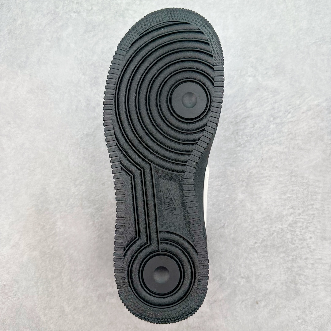 图片[9]-＃福利特价 AMBUSH x NK Air Force 1 Low 空军一号宽底版系列低帮百搭休闲运动板鞋 联名大钩 DV3464 在 Yoon Ahn 的职权范围内 AMBUSH 已经确立了自己在日本街头服饰生态系统中的主要地位 同时通过 Air Adjust Force 和一系列 Dunks 的合作帮助 他们最近在美国的东亚印记显着扩大 预计将在这个假期首次亮相 该品牌现在将其人才带入 Air Force 1，这是这两个群体年轻的四年关系中的第一次 除了之前看到的“白/黑”AF1 后者的结构始终采用优质工具 鞋面采用高端滚纹皮革 而 AMBUSH 品牌的鞋跟夹和加长的摩托车尾管 Swooshes 为下面所示的包覆设计注入了个性 相对于标志性的“三重黑”美学 深黑色产品享有上述色调的完全色调处理 除了它的中足格纹和上鞋舌品牌 它用清爽的白色细节和镀铬杜布拉斯照亮了漆黑的整体 “皇家蓝”锚定了从鞋垫到第二套服装不间断鞋底单元的所有东西 而与上述相同的装饰 – 包括鞋跟标签 – 以名义上的黄色阴影结束 尺码：36 36.5 37.5 38 38.5 39 40 40.5 41 42 42.5 43 44 44.5 45-选品中心