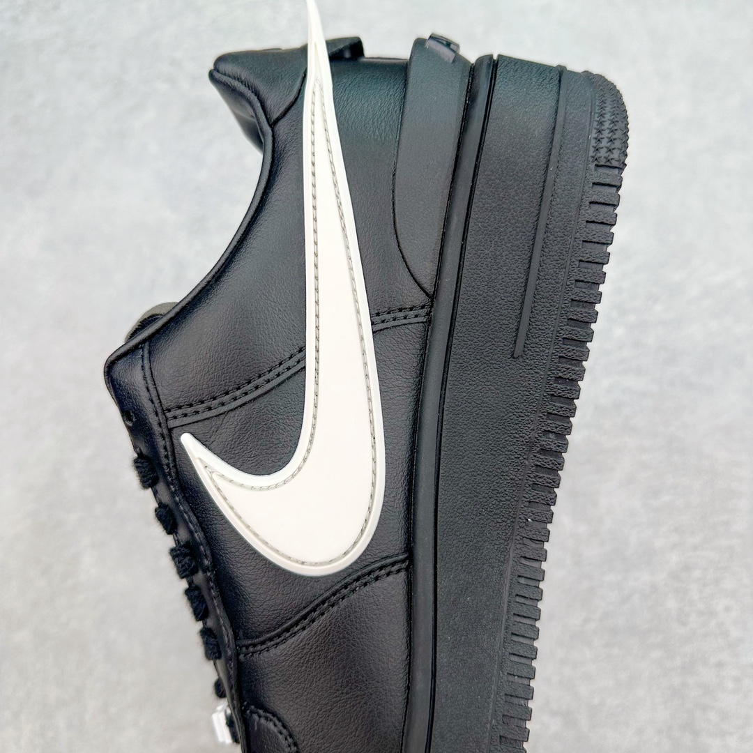 图片[7]-＃福利特价 AMBUSH x NK Air Force 1 Low 空军一号宽底版系列低帮百搭休闲运动板鞋 联名大钩 DV3464 在 Yoon Ahn 的职权范围内 AMBUSH 已经确立了自己在日本街头服饰生态系统中的主要地位 同时通过 Air Adjust Force 和一系列 Dunks 的合作帮助 他们最近在美国的东亚印记显着扩大 预计将在这个假期首次亮相 该品牌现在将其人才带入 Air Force 1，这是这两个群体年轻的四年关系中的第一次 除了之前看到的“白/黑”AF1 后者的结构始终采用优质工具 鞋面采用高端滚纹皮革 而 AMBUSH 品牌的鞋跟夹和加长的摩托车尾管 Swooshes 为下面所示的包覆设计注入了个性 相对于标志性的“三重黑”美学 深黑色产品享有上述色调的完全色调处理 除了它的中足格纹和上鞋舌品牌 它用清爽的白色细节和镀铬杜布拉斯照亮了漆黑的整体 “皇家蓝”锚定了从鞋垫到第二套服装不间断鞋底单元的所有东西 而与上述相同的装饰 – 包括鞋跟标签 – 以名义上的黄色阴影结束 尺码：36 36.5 37.5 38 38.5 39 40 40.5 41 42 42.5 43 44 44.5 45-选品中心