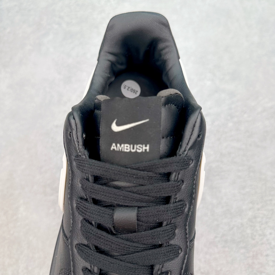图片[5]-＃福利特价 AMBUSH x NK Air Force 1 Low 空军一号宽底版系列低帮百搭休闲运动板鞋 联名大钩 DV3464 在 Yoon Ahn 的职权范围内 AMBUSH 已经确立了自己在日本街头服饰生态系统中的主要地位 同时通过 Air Adjust Force 和一系列 Dunks 的合作帮助 他们最近在美国的东亚印记显着扩大 预计将在这个假期首次亮相 该品牌现在将其人才带入 Air Force 1，这是这两个群体年轻的四年关系中的第一次 除了之前看到的“白/黑”AF1 后者的结构始终采用优质工具 鞋面采用高端滚纹皮革 而 AMBUSH 品牌的鞋跟夹和加长的摩托车尾管 Swooshes 为下面所示的包覆设计注入了个性 相对于标志性的“三重黑”美学 深黑色产品享有上述色调的完全色调处理 除了它的中足格纹和上鞋舌品牌 它用清爽的白色细节和镀铬杜布拉斯照亮了漆黑的整体 “皇家蓝”锚定了从鞋垫到第二套服装不间断鞋底单元的所有东西 而与上述相同的装饰 – 包括鞋跟标签 – 以名义上的黄色阴影结束 尺码：36 36.5 37.5 38 38.5 39 40 40.5 41 42 42.5 43 44 44.5 45-选品中心