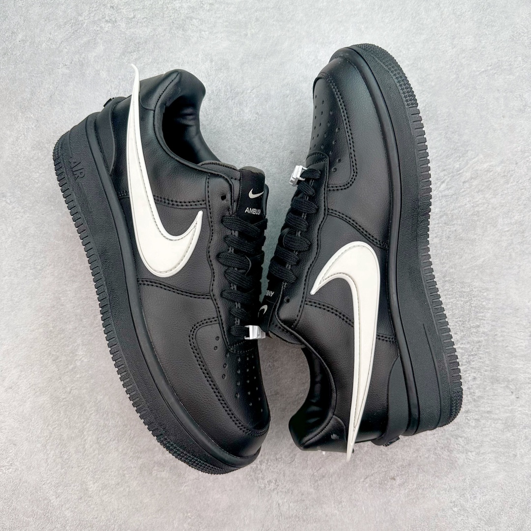 图片[3]-＃福利特价 AMBUSH x NK Air Force 1 Low 空军一号宽底版系列低帮百搭休闲运动板鞋 联名大钩 DV3464 在 Yoon Ahn 的职权范围内 AMBUSH 已经确立了自己在日本街头服饰生态系统中的主要地位 同时通过 Air Adjust Force 和一系列 Dunks 的合作帮助 他们最近在美国的东亚印记显着扩大 预计将在这个假期首次亮相 该品牌现在将其人才带入 Air Force 1，这是这两个群体年轻的四年关系中的第一次 除了之前看到的“白/黑”AF1 后者的结构始终采用优质工具 鞋面采用高端滚纹皮革 而 AMBUSH 品牌的鞋跟夹和加长的摩托车尾管 Swooshes 为下面所示的包覆设计注入了个性 相对于标志性的“三重黑”美学 深黑色产品享有上述色调的完全色调处理 除了它的中足格纹和上鞋舌品牌 它用清爽的白色细节和镀铬杜布拉斯照亮了漆黑的整体 “皇家蓝”锚定了从鞋垫到第二套服装不间断鞋底单元的所有东西 而与上述相同的装饰 – 包括鞋跟标签 – 以名义上的黄色阴影结束 尺码：36 36.5 37.5 38 38.5 39 40 40.5 41 42 42.5 43 44 44.5 45-选品中心