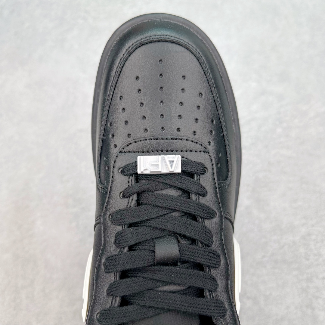 图片[4]-＃福利特价 AMBUSH x NK Air Force 1 Low 空军一号宽底版系列低帮百搭休闲运动板鞋 联名大钩 DV3464 在 Yoon Ahn 的职权范围内 AMBUSH 已经确立了自己在日本街头服饰生态系统中的主要地位 同时通过 Air Adjust Force 和一系列 Dunks 的合作帮助 他们最近在美国的东亚印记显着扩大 预计将在这个假期首次亮相 该品牌现在将其人才带入 Air Force 1，这是这两个群体年轻的四年关系中的第一次 除了之前看到的“白/黑”AF1 后者的结构始终采用优质工具 鞋面采用高端滚纹皮革 而 AMBUSH 品牌的鞋跟夹和加长的摩托车尾管 Swooshes 为下面所示的包覆设计注入了个性 相对于标志性的“三重黑”美学 深黑色产品享有上述色调的完全色调处理 除了它的中足格纹和上鞋舌品牌 它用清爽的白色细节和镀铬杜布拉斯照亮了漆黑的整体 “皇家蓝”锚定了从鞋垫到第二套服装不间断鞋底单元的所有东西 而与上述相同的装饰 – 包括鞋跟标签 – 以名义上的黄色阴影结束 尺码：36 36.5 37.5 38 38.5 39 40 40.5 41 42 42.5 43 44 44.5 45-选品中心