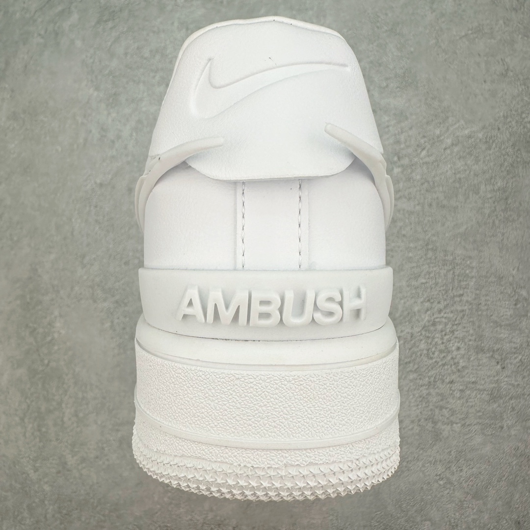 图片[8]-＃福利特价 AMBUSH x NK Air Force 1 Low 空军一号宽底版系列低帮百搭休闲运动板鞋 联名大钩 DV3464 在 Yoon Ahn 的职权范围内 AMBUSH 已经确立了自己在日本街头服饰生态系统中的主要地位 同时通过 Air Adjust Force 和一系列 Dunks 的合作帮助 他们最近在美国的东亚印记显着扩大 预计将在这个假期首次亮相 该品牌现在将其人才带入 Air Force 1，这是这两个群体年轻的四年关系中的第一次 除了之前看到的“白/黑”AF1 后者的结构始终采用优质工具 鞋面采用高端滚纹皮革 而 AMBUSH 品牌的鞋跟夹和加长的摩托车尾管 Swooshes 为下面所示的包覆设计注入了个性 相对于标志性的“三重黑”美学 深黑色产品享有上述色调的完全色调处理 除了它的中足格纹和上鞋舌品牌 它用清爽的白色细节和镀铬杜布拉斯照亮了漆黑的整体 “皇家蓝”锚定了从鞋垫到第二套服装不间断鞋底单元的所有东西 而与上述相同的装饰 – 包括鞋跟标签 – 以名义上的黄色阴影结束 尺码：36 36.5 37.5 38 38.5 39 40 40.5 41 42 42.5 43 44 44.5 45-选品中心