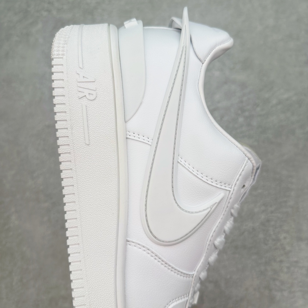 图片[6]-＃福利特价 AMBUSH x NK Air Force 1 Low 空军一号宽底版系列低帮百搭休闲运动板鞋 联名大钩 DV3464 在 Yoon Ahn 的职权范围内 AMBUSH 已经确立了自己在日本街头服饰生态系统中的主要地位 同时通过 Air Adjust Force 和一系列 Dunks 的合作帮助 他们最近在美国的东亚印记显着扩大 预计将在这个假期首次亮相 该品牌现在将其人才带入 Air Force 1，这是这两个群体年轻的四年关系中的第一次 除了之前看到的“白/黑”AF1 后者的结构始终采用优质工具 鞋面采用高端滚纹皮革 而 AMBUSH 品牌的鞋跟夹和加长的摩托车尾管 Swooshes 为下面所示的包覆设计注入了个性 相对于标志性的“三重黑”美学 深黑色产品享有上述色调的完全色调处理 除了它的中足格纹和上鞋舌品牌 它用清爽的白色细节和镀铬杜布拉斯照亮了漆黑的整体 “皇家蓝”锚定了从鞋垫到第二套服装不间断鞋底单元的所有东西 而与上述相同的装饰 – 包括鞋跟标签 – 以名义上的黄色阴影结束 尺码：36 36.5 37.5 38 38.5 39 40 40.5 41 42 42.5 43 44 44.5 45-选品中心