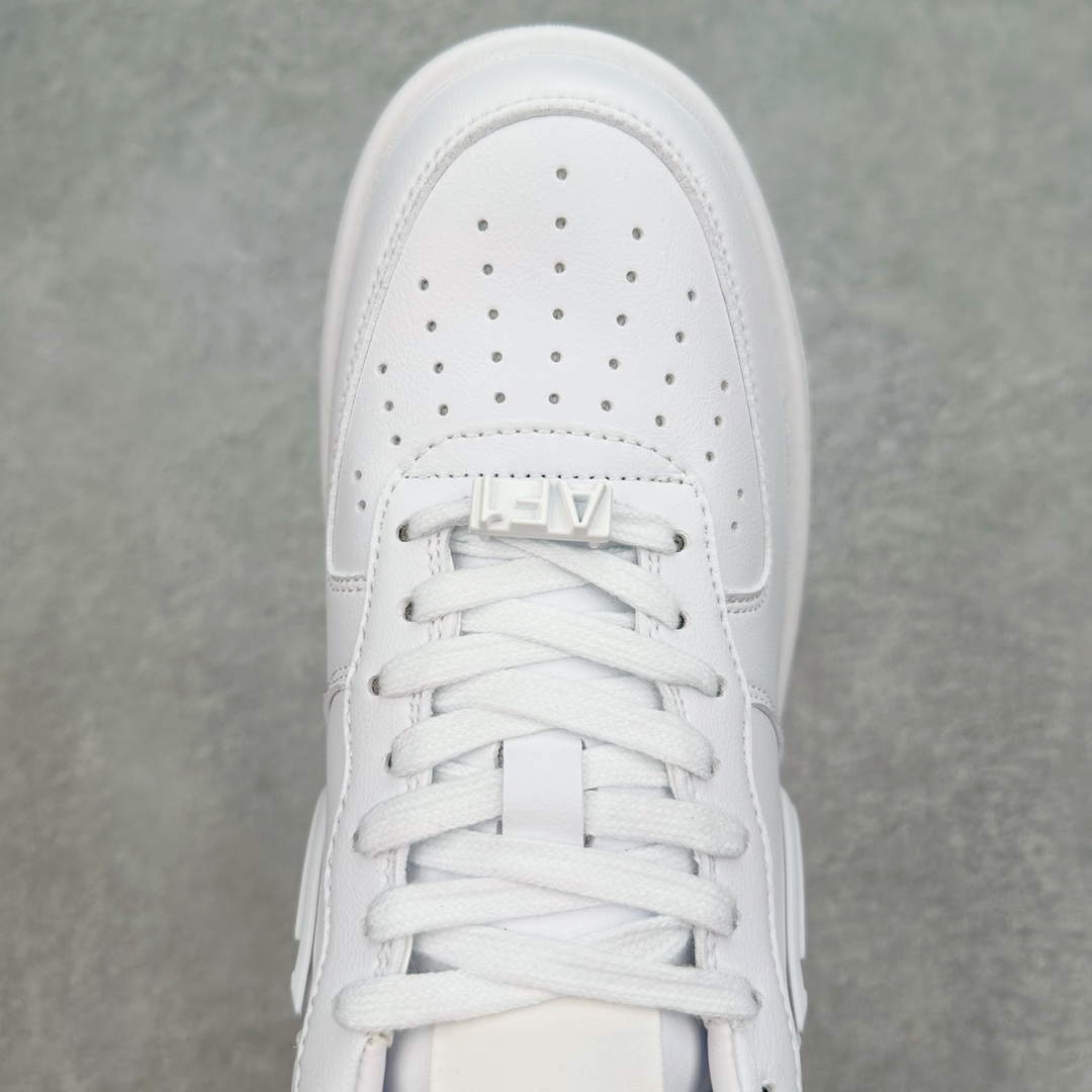 图片[4]-＃福利特价 AMBUSH x NK Air Force 1 Low 空军一号宽底版系列低帮百搭休闲运动板鞋 联名大钩 DV3464 在 Yoon Ahn 的职权范围内 AMBUSH 已经确立了自己在日本街头服饰生态系统中的主要地位 同时通过 Air Adjust Force 和一系列 Dunks 的合作帮助 他们最近在美国的东亚印记显着扩大 预计将在这个假期首次亮相 该品牌现在将其人才带入 Air Force 1，这是这两个群体年轻的四年关系中的第一次 除了之前看到的“白/黑”AF1 后者的结构始终采用优质工具 鞋面采用高端滚纹皮革 而 AMBUSH 品牌的鞋跟夹和加长的摩托车尾管 Swooshes 为下面所示的包覆设计注入了个性 相对于标志性的“三重黑”美学 深黑色产品享有上述色调的完全色调处理 除了它的中足格纹和上鞋舌品牌 它用清爽的白色细节和镀铬杜布拉斯照亮了漆黑的整体 “皇家蓝”锚定了从鞋垫到第二套服装不间断鞋底单元的所有东西 而与上述相同的装饰 – 包括鞋跟标签 – 以名义上的黄色阴影结束 尺码：36 36.5 37.5 38 38.5 39 40 40.5 41 42 42.5 43 44 44.5 45-选品中心