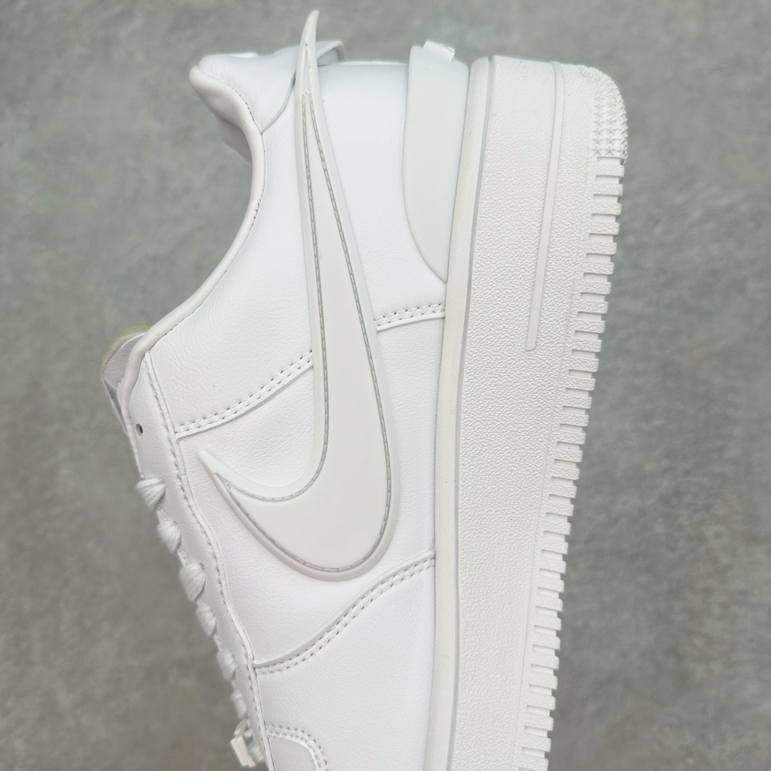图片[7]-＃福利特价 AMBUSH x NK Air Force 1 Low 空军一号宽底版系列低帮百搭休闲运动板鞋 联名大钩 DV3464 在 Yoon Ahn 的职权范围内 AMBUSH 已经确立了自己在日本街头服饰生态系统中的主要地位 同时通过 Air Adjust Force 和一系列 Dunks 的合作帮助 他们最近在美国的东亚印记显着扩大 预计将在这个假期首次亮相 该品牌现在将其人才带入 Air Force 1，这是这两个群体年轻的四年关系中的第一次 除了之前看到的“白/黑”AF1 后者的结构始终采用优质工具 鞋面采用高端滚纹皮革 而 AMBUSH 品牌的鞋跟夹和加长的摩托车尾管 Swooshes 为下面所示的包覆设计注入了个性 相对于标志性的“三重黑”美学 深黑色产品享有上述色调的完全色调处理 除了它的中足格纹和上鞋舌品牌 它用清爽的白色细节和镀铬杜布拉斯照亮了漆黑的整体 “皇家蓝”锚定了从鞋垫到第二套服装不间断鞋底单元的所有东西 而与上述相同的装饰 – 包括鞋跟标签 – 以名义上的黄色阴影结束 尺码：36 36.5 37.5 38 38.5 39 40 40.5 41 42 42.5 43 44 44.5 45-选品中心