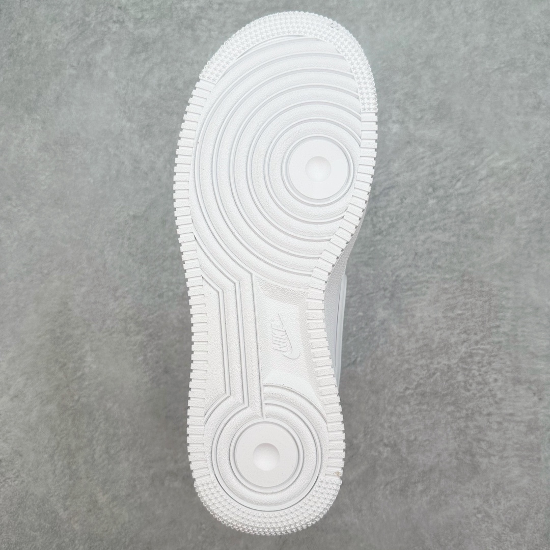 图片[9]-＃福利特价 AMBUSH x NK Air Force 1 Low 空军一号宽底版系列低帮百搭休闲运动板鞋 联名大钩 DV3464 在 Yoon Ahn 的职权范围内 AMBUSH 已经确立了自己在日本街头服饰生态系统中的主要地位 同时通过 Air Adjust Force 和一系列 Dunks 的合作帮助 他们最近在美国的东亚印记显着扩大 预计将在这个假期首次亮相 该品牌现在将其人才带入 Air Force 1，这是这两个群体年轻的四年关系中的第一次 除了之前看到的“白/黑”AF1 后者的结构始终采用优质工具 鞋面采用高端滚纹皮革 而 AMBUSH 品牌的鞋跟夹和加长的摩托车尾管 Swooshes 为下面所示的包覆设计注入了个性 相对于标志性的“三重黑”美学 深黑色产品享有上述色调的完全色调处理 除了它的中足格纹和上鞋舌品牌 它用清爽的白色细节和镀铬杜布拉斯照亮了漆黑的整体 “皇家蓝”锚定了从鞋垫到第二套服装不间断鞋底单元的所有东西 而与上述相同的装饰 – 包括鞋跟标签 – 以名义上的黄色阴影结束 尺码：36 36.5 37.5 38 38.5 39 40 40.5 41 42 42.5 43 44 44.5 45-选品中心