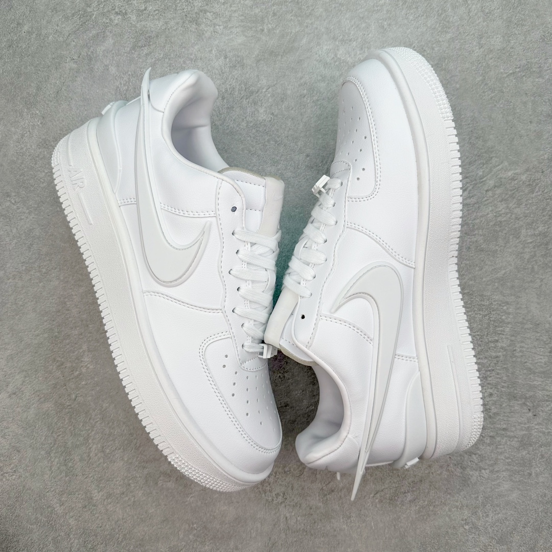 图片[3]-＃福利特价 AMBUSH x NK Air Force 1 Low 空军一号宽底版系列低帮百搭休闲运动板鞋 联名大钩 DV3464 在 Yoon Ahn 的职权范围内 AMBUSH 已经确立了自己在日本街头服饰生态系统中的主要地位 同时通过 Air Adjust Force 和一系列 Dunks 的合作帮助 他们最近在美国的东亚印记显着扩大 预计将在这个假期首次亮相 该品牌现在将其人才带入 Air Force 1，这是这两个群体年轻的四年关系中的第一次 除了之前看到的“白/黑”AF1 后者的结构始终采用优质工具 鞋面采用高端滚纹皮革 而 AMBUSH 品牌的鞋跟夹和加长的摩托车尾管 Swooshes 为下面所示的包覆设计注入了个性 相对于标志性的“三重黑”美学 深黑色产品享有上述色调的完全色调处理 除了它的中足格纹和上鞋舌品牌 它用清爽的白色细节和镀铬杜布拉斯照亮了漆黑的整体 “皇家蓝”锚定了从鞋垫到第二套服装不间断鞋底单元的所有东西 而与上述相同的装饰 – 包括鞋跟标签 – 以名义上的黄色阴影结束 尺码：36 36.5 37.5 38 38.5 39 40 40.5 41 42 42.5 43 44 44.5 45-选品中心