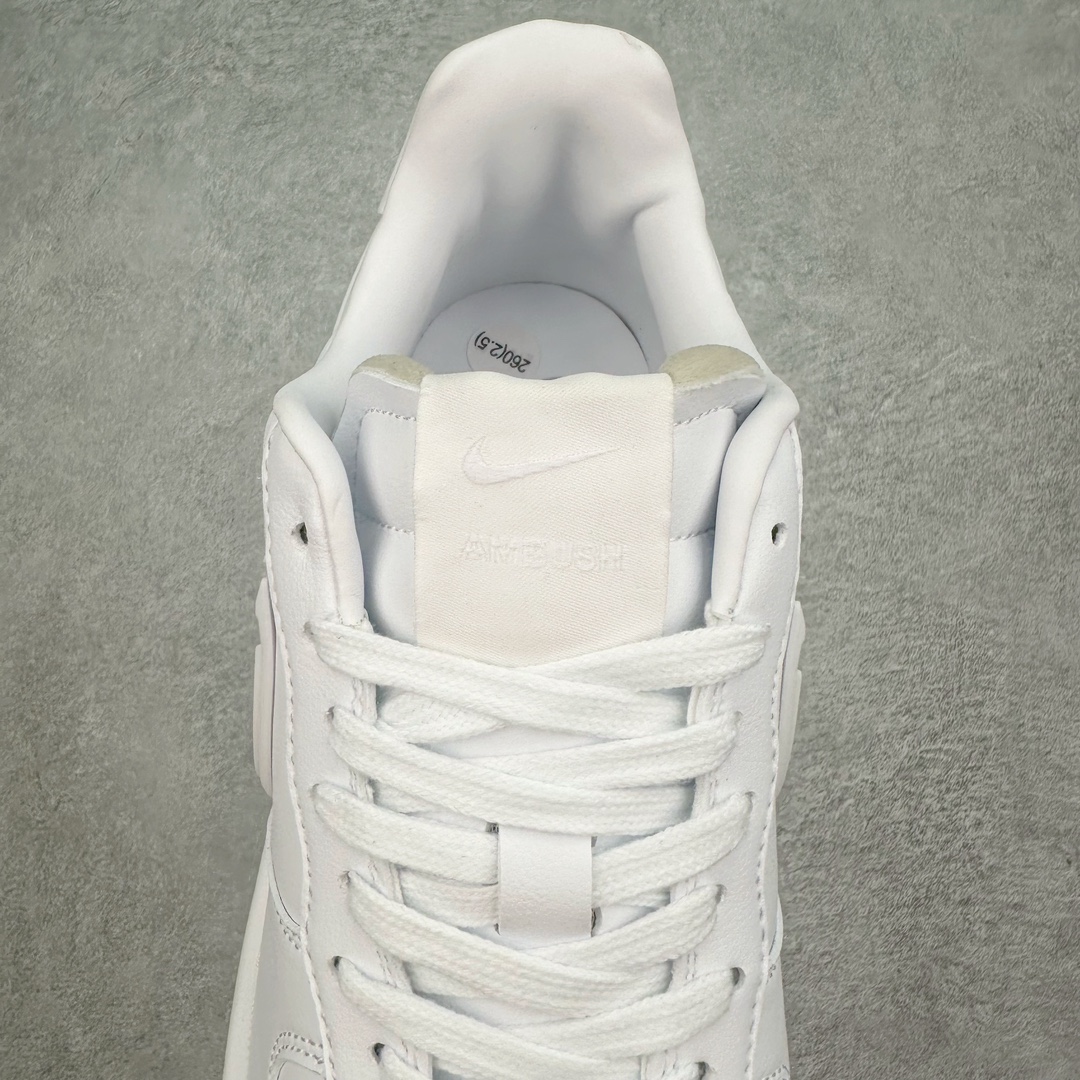 图片[5]-＃福利特价 AMBUSH x NK Air Force 1 Low 空军一号宽底版系列低帮百搭休闲运动板鞋 联名大钩 DV3464 在 Yoon Ahn 的职权范围内 AMBUSH 已经确立了自己在日本街头服饰生态系统中的主要地位 同时通过 Air Adjust Force 和一系列 Dunks 的合作帮助 他们最近在美国的东亚印记显着扩大 预计将在这个假期首次亮相 该品牌现在将其人才带入 Air Force 1，这是这两个群体年轻的四年关系中的第一次 除了之前看到的“白/黑”AF1 后者的结构始终采用优质工具 鞋面采用高端滚纹皮革 而 AMBUSH 品牌的鞋跟夹和加长的摩托车尾管 Swooshes 为下面所示的包覆设计注入了个性 相对于标志性的“三重黑”美学 深黑色产品享有上述色调的完全色调处理 除了它的中足格纹和上鞋舌品牌 它用清爽的白色细节和镀铬杜布拉斯照亮了漆黑的整体 “皇家蓝”锚定了从鞋垫到第二套服装不间断鞋底单元的所有东西 而与上述相同的装饰 – 包括鞋跟标签 – 以名义上的黄色阴影结束 尺码：36 36.5 37.5 38 38.5 39 40 40.5 41 42 42.5 43 44 44.5 45-选品中心