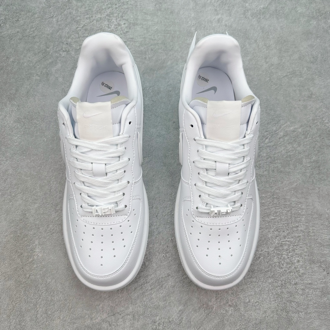 图片[2]-＃福利特价 AMBUSH x NK Air Force 1 Low 空军一号宽底版系列低帮百搭休闲运动板鞋 联名大钩 DV3464 在 Yoon Ahn 的职权范围内 AMBUSH 已经确立了自己在日本街头服饰生态系统中的主要地位 同时通过 Air Adjust Force 和一系列 Dunks 的合作帮助 他们最近在美国的东亚印记显着扩大 预计将在这个假期首次亮相 该品牌现在将其人才带入 Air Force 1，这是这两个群体年轻的四年关系中的第一次 除了之前看到的“白/黑”AF1 后者的结构始终采用优质工具 鞋面采用高端滚纹皮革 而 AMBUSH 品牌的鞋跟夹和加长的摩托车尾管 Swooshes 为下面所示的包覆设计注入了个性 相对于标志性的“三重黑”美学 深黑色产品享有上述色调的完全色调处理 除了它的中足格纹和上鞋舌品牌 它用清爽的白色细节和镀铬杜布拉斯照亮了漆黑的整体 “皇家蓝”锚定了从鞋垫到第二套服装不间断鞋底单元的所有东西 而与上述相同的装饰 – 包括鞋跟标签 – 以名义上的黄色阴影结束 尺码：36 36.5 37.5 38 38.5 39 40 40.5 41 42 42.5 43 44 44.5 45-选品中心