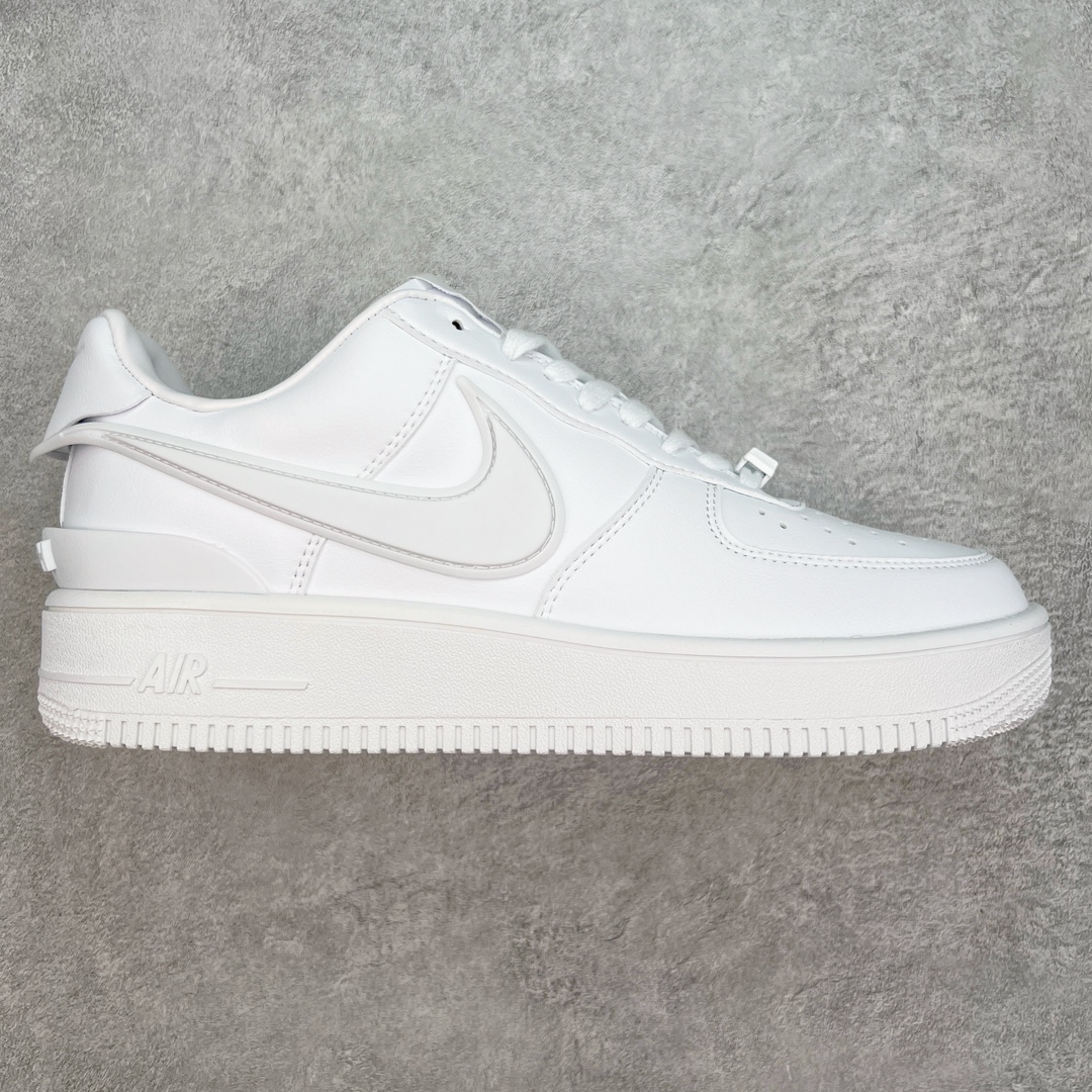 ＃福利特价 AMBUSH x NK Air Force 1 Low 空军一号宽底版系列低帮百搭休闲运动板鞋 联名大钩 DV3464 在 Yoon Ahn 的职权范围内 AMBUSH 已经确立了自己在日本街头服饰生态系统中的主要地位 同时通过 Air Adjust Force 和一系列 Dunks 的合作帮助 他们最近在美国的东亚印记显着扩大 预计将在这个假期首次亮相 该品牌现在将其人才带入 Air Force 1，这是这两个群体年轻的四年关系中的第一次 除了之前看到的“白/黑”AF1 后者的结构始终采用优质工具 鞋面采用高端滚纹皮革 而 AMBUSH 品牌的鞋跟夹和加长的摩托车尾管 Swooshes 为下面所示的包覆设计注入了个性 相对于标志性的“三重黑”美学 深黑色产品享有上述色调的完全色调处理 除了它的中足格纹和上鞋舌品牌 它用清爽的白色细节和镀铬杜布拉斯照亮了漆黑的整体 “皇家蓝”锚定了从鞋垫到第二套服装不间断鞋底单元的所有东西 而与上述相同的装饰 – 包括鞋跟标签 – 以名义上的黄色阴影结束 尺码：36 36.5 37.5 38 38.5 39 40 40.5 41 42 42.5 43 44 44.5 45-选品中心