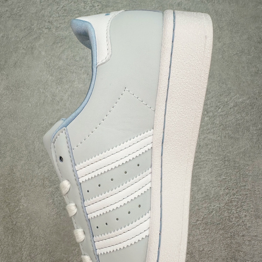 图片[7]-AD Originals Superstar 经典复古贝壳头板鞋 IF7021 诞生于1969年 是第一双将全皮面鞋 身与橡胶鞋头结合在一起的低帮篮球鞋 Superstar最开始 是作为高帮篮球鞋Pro Model的低帮版本而出现的 但因为其独特和醒目的橡胶鞋头造型而让大家熟知 被大家形象地称为\\\”shelltoe\\\”贝壳头 在70年代的美国职业篮球场上 接近3/4的NBA球员都将这双Superstar作为场上用鞋 80年代之后 经过不断的改良和发展 Superstar逐渐成为横跨时装、音乐、街头文化、休闲和运动等各大领域的时尚潮鞋 尺码：36 36.5 37 38 38.5 39 40 40.5 41 42 42.5 43 44 44.5 45-选品中心