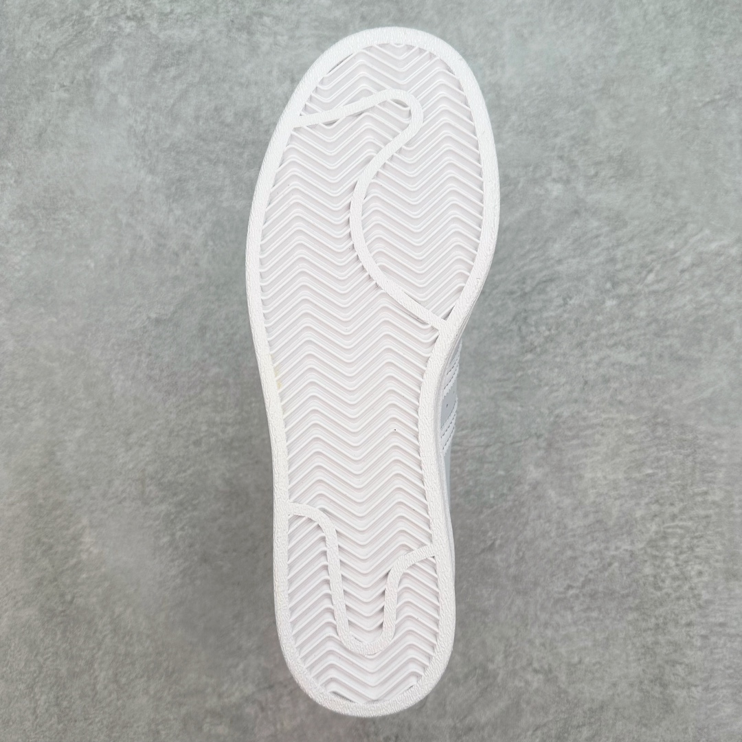 图片[9]-AD Originals Superstar 经典复古贝壳头板鞋 IF7021 诞生于1969年 是第一双将全皮面鞋 身与橡胶鞋头结合在一起的低帮篮球鞋 Superstar最开始 是作为高帮篮球鞋Pro Model的低帮版本而出现的 但因为其独特和醒目的橡胶鞋头造型而让大家熟知 被大家形象地称为\\\”shelltoe\\\”贝壳头 在70年代的美国职业篮球场上 接近3/4的NBA球员都将这双Superstar作为场上用鞋 80年代之后 经过不断的改良和发展 Superstar逐渐成为横跨时装、音乐、街头文化、休闲和运动等各大领域的时尚潮鞋 尺码：36 36.5 37 38 38.5 39 40 40.5 41 42 42.5 43 44 44.5 45-选品中心