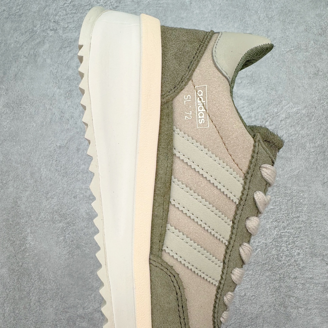图片[6]-AD SL72 RS系列德训足球风百搭低帮休闲运动板鞋 IH5632 阿迪达斯Originals推出复古「T头鞋」造型的SL72鞋款复刻，有男女两款可选。男生款为SL72RS，鞋型挺立饱满，鞋底增加高度，采用麂皮与布面制作，符合复古氛围；女生款为SL72OGW，致敬经典款式，鞋身纤细，还原70年代设计，以绿色呈现，点缀金色细节。多款配色可选。「T 头鞋」这两年有多火大家见到了吧？明星、穿搭博主几乎人手一双，凭借复古味的外观，以及亲民的价格，同样成为了不少球鞋玩家日常上脚首选。近日 adidas Originals 将有「T 头鞋」造型的诞生于 1972 年的 SL72 鞋款复刻带回，各位买鞋又有新选择了。1972 年 SL72 问世后，引领了后来阿迪达斯的跑鞋发展方向，其中「SL」代表了 Super Light，彰显了产品轻便的特性。1972 年 SL72 问世后，引领了后来阿迪达斯的跑鞋发展方向，其中「SL」代表了 Super Light，彰显了产品轻便的特性。这次 adidas Originals 延续其轻质经典的基因，带来男女两款 SL72。男生款带来 SL72 RS 鞋型，RS 意为 Reshaped（重塑），鞋款在保留了经典的外观基础上，在尼龙材质里增加了填充物，使鞋型更加挺立和饱满，鞋头则更加圆润，鞋底的 EVA 材质则增加了鞋款的高度。女生款则带来 SL72 OG W 鞋型，OG 顾名思义则是致敬经典款式，相较于 RS（Reshaped）鞋款，鞋身更加纤细，其整体鞋身轮廓、线条、细节、材质上尊崇 70 年代 SL72 的设计，还原经典味道。尺码：36 36⅔ 37⅓ 38 38⅔ 39⅓ 40 40⅔ 41⅓ 42 42⅔ 43⅓ 44 44⅔ 45-选品中心