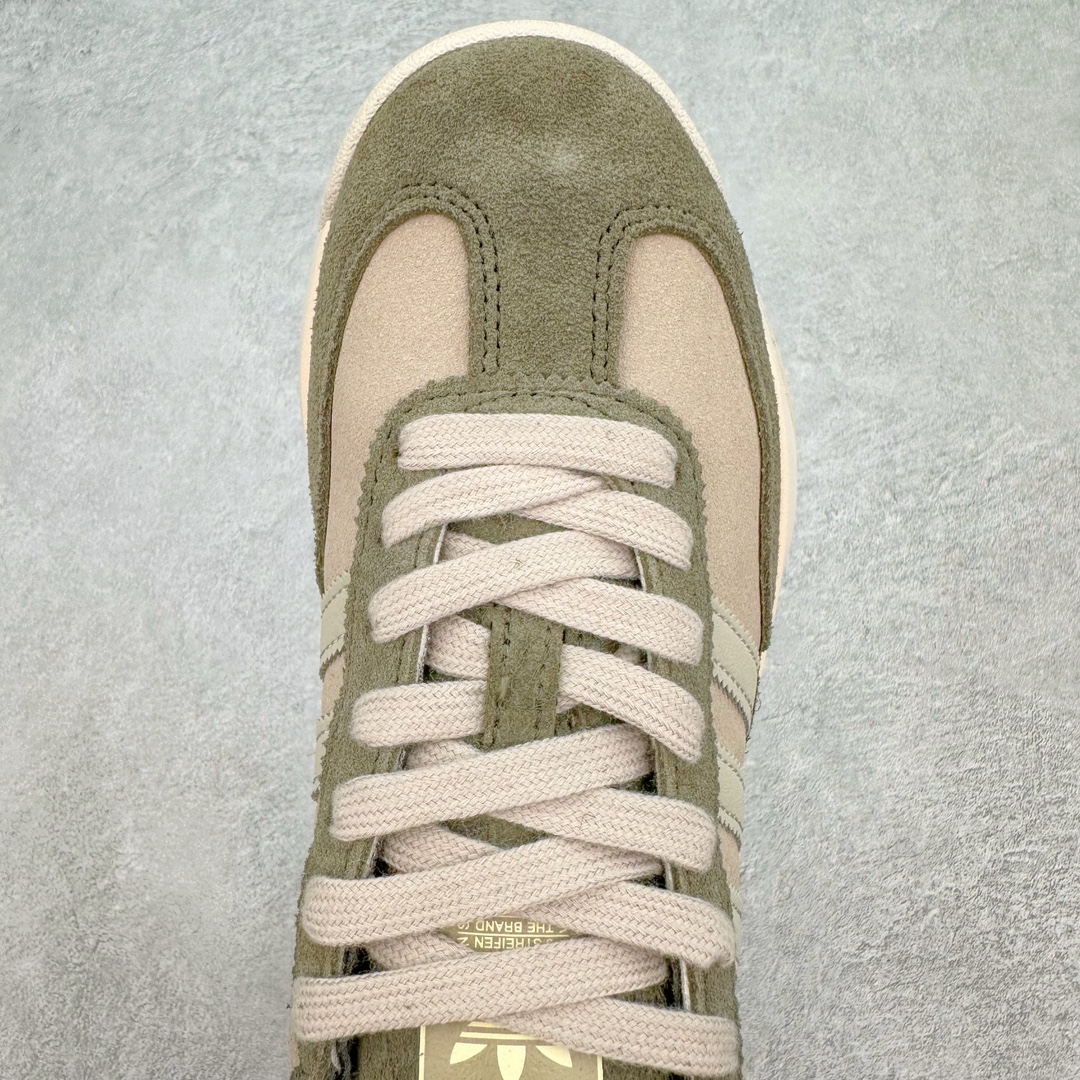 图片[4]-AD SL72 RS系列德训足球风百搭低帮休闲运动板鞋 IH5632 阿迪达斯Originals推出复古「T头鞋」造型的SL72鞋款复刻，有男女两款可选。男生款为SL72RS，鞋型挺立饱满，鞋底增加高度，采用麂皮与布面制作，符合复古氛围；女生款为SL72OGW，致敬经典款式，鞋身纤细，还原70年代设计，以绿色呈现，点缀金色细节。多款配色可选。「T 头鞋」这两年有多火大家见到了吧？明星、穿搭博主几乎人手一双，凭借复古味的外观，以及亲民的价格，同样成为了不少球鞋玩家日常上脚首选。近日 adidas Originals 将有「T 头鞋」造型的诞生于 1972 年的 SL72 鞋款复刻带回，各位买鞋又有新选择了。1972 年 SL72 问世后，引领了后来阿迪达斯的跑鞋发展方向，其中「SL」代表了 Super Light，彰显了产品轻便的特性。1972 年 SL72 问世后，引领了后来阿迪达斯的跑鞋发展方向，其中「SL」代表了 Super Light，彰显了产品轻便的特性。这次 adidas Originals 延续其轻质经典的基因，带来男女两款 SL72。男生款带来 SL72 RS 鞋型，RS 意为 Reshaped（重塑），鞋款在保留了经典的外观基础上，在尼龙材质里增加了填充物，使鞋型更加挺立和饱满，鞋头则更加圆润，鞋底的 EVA 材质则增加了鞋款的高度。女生款则带来 SL72 OG W 鞋型，OG 顾名思义则是致敬经典款式，相较于 RS（Reshaped）鞋款，鞋身更加纤细，其整体鞋身轮廓、线条、细节、材质上尊崇 70 年代 SL72 的设计，还原经典味道。尺码：36 36⅔ 37⅓ 38 38⅔ 39⅓ 40 40⅔ 41⅓ 42 42⅔ 43⅓ 44 44⅔ 45-选品中心