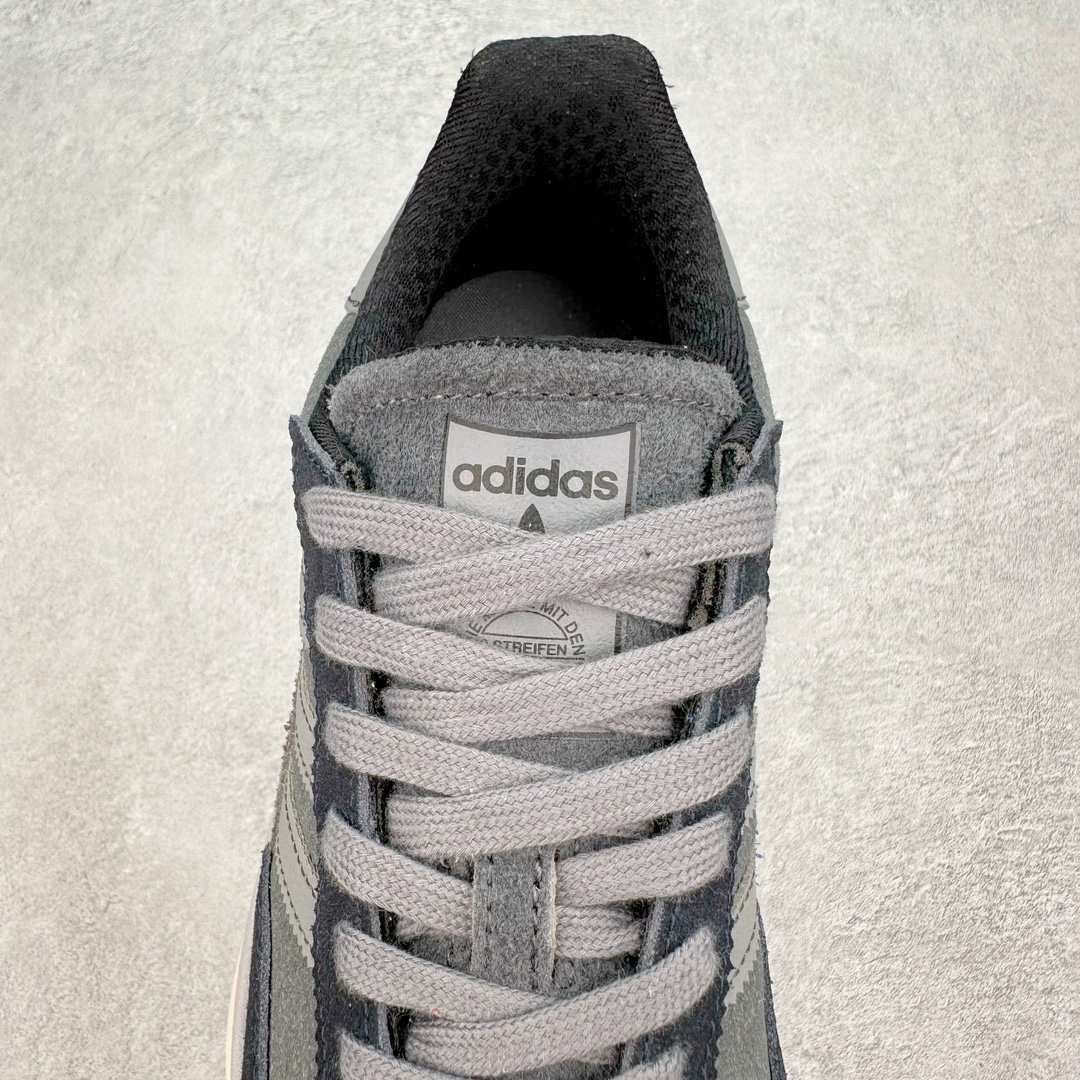 图片[5]-AD SL72 RS系列德训足球风百搭低帮休闲运动板鞋 IH5633 阿迪达斯Originals推出复古「T头鞋」造型的SL72鞋款复刻，有男女两款可选。男生款为SL72RS，鞋型挺立饱满，鞋底增加高度，采用麂皮与布面制作，符合复古氛围；女生款为SL72OGW，致敬经典款式，鞋身纤细，还原70年代设计，以绿色呈现，点缀金色细节。多款配色可选。「T 头鞋」这两年有多火大家见到了吧？明星、穿搭博主几乎人手一双，凭借复古味的外观，以及亲民的价格，同样成为了不少球鞋玩家日常上脚首选。近日 adidas Originals 将有「T 头鞋」造型的诞生于 1972 年的 SL72 鞋款复刻带回，各位买鞋又有新选择了。1972 年 SL72 问世后，引领了后来阿迪达斯的跑鞋发展方向，其中「SL」代表了 Super Light，彰显了产品轻便的特性。1972 年 SL72 问世后，引领了后来阿迪达斯的跑鞋发展方向，其中「SL」代表了 Super Light，彰显了产品轻便的特性。这次 adidas Originals 延续其轻质经典的基因，带来男女两款 SL72。男生款带来 SL72 RS 鞋型，RS 意为 Reshaped（重塑），鞋款在保留了经典的外观基础上，在尼龙材质里增加了填充物，使鞋型更加挺立和饱满，鞋头则更加圆润，鞋底的 EVA 材质则增加了鞋款的高度。女生款则带来 SL72 OG W 鞋型，OG 顾名思义则是致敬经典款式，相较于 RS（Reshaped）鞋款，鞋身更加纤细，其整体鞋身轮廓、线条、细节、材质上尊崇 70 年代 SL72 的设计，还原经典味道。尺码：36 36⅔ 37⅓ 38 38⅔ 39⅓ 40 40⅔ 41⅓ 42 42⅔ 43⅓ 44 44⅔ 45-选品中心